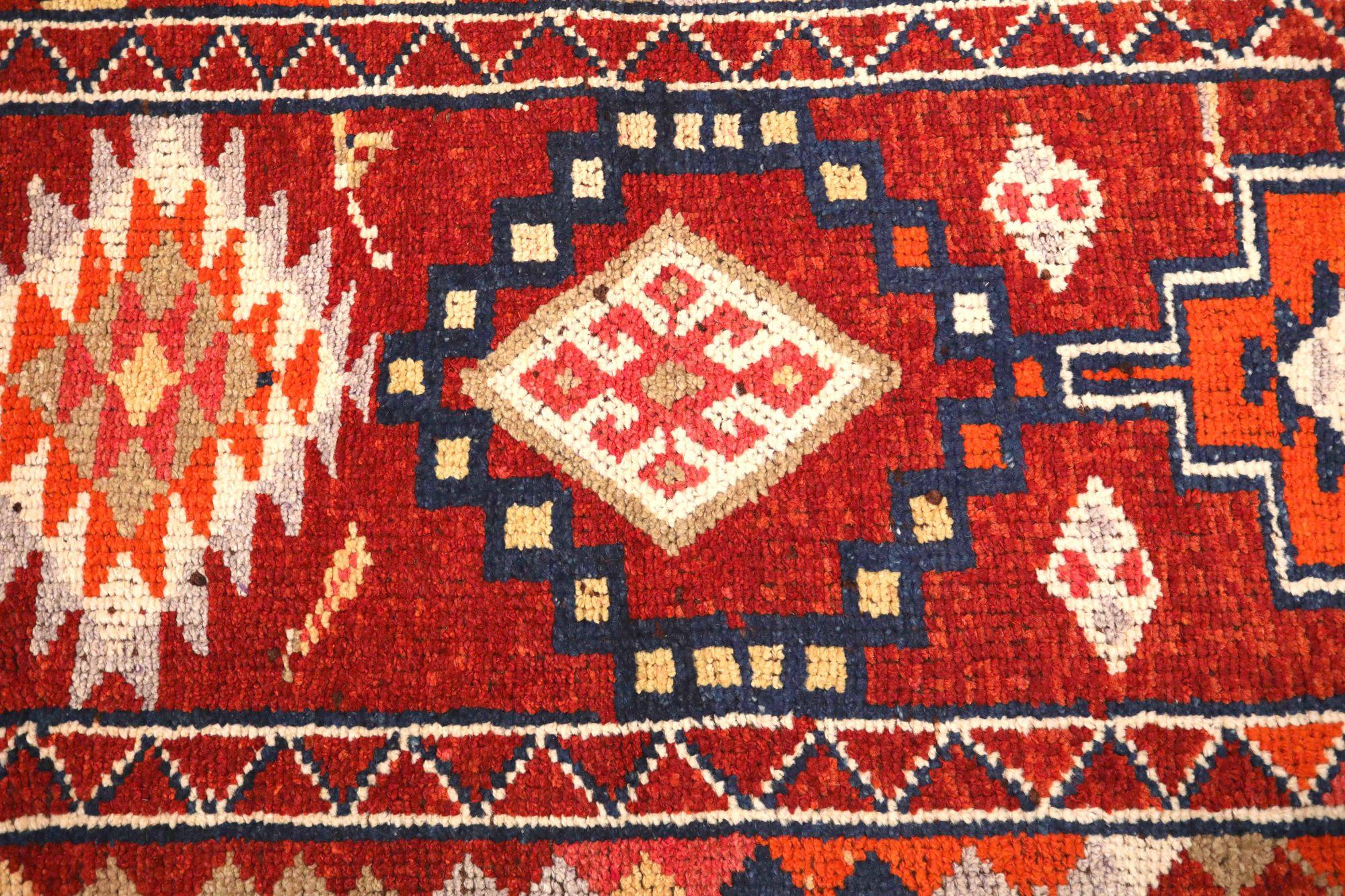 Entdecken Sie die Eleganz von Afghanistan Anatoly mit dem Läufer Circa 1970. Dieses exklusive Design aus Wolle und OrangeRed ist perfekt, um Ihren Raum zu verschönern.