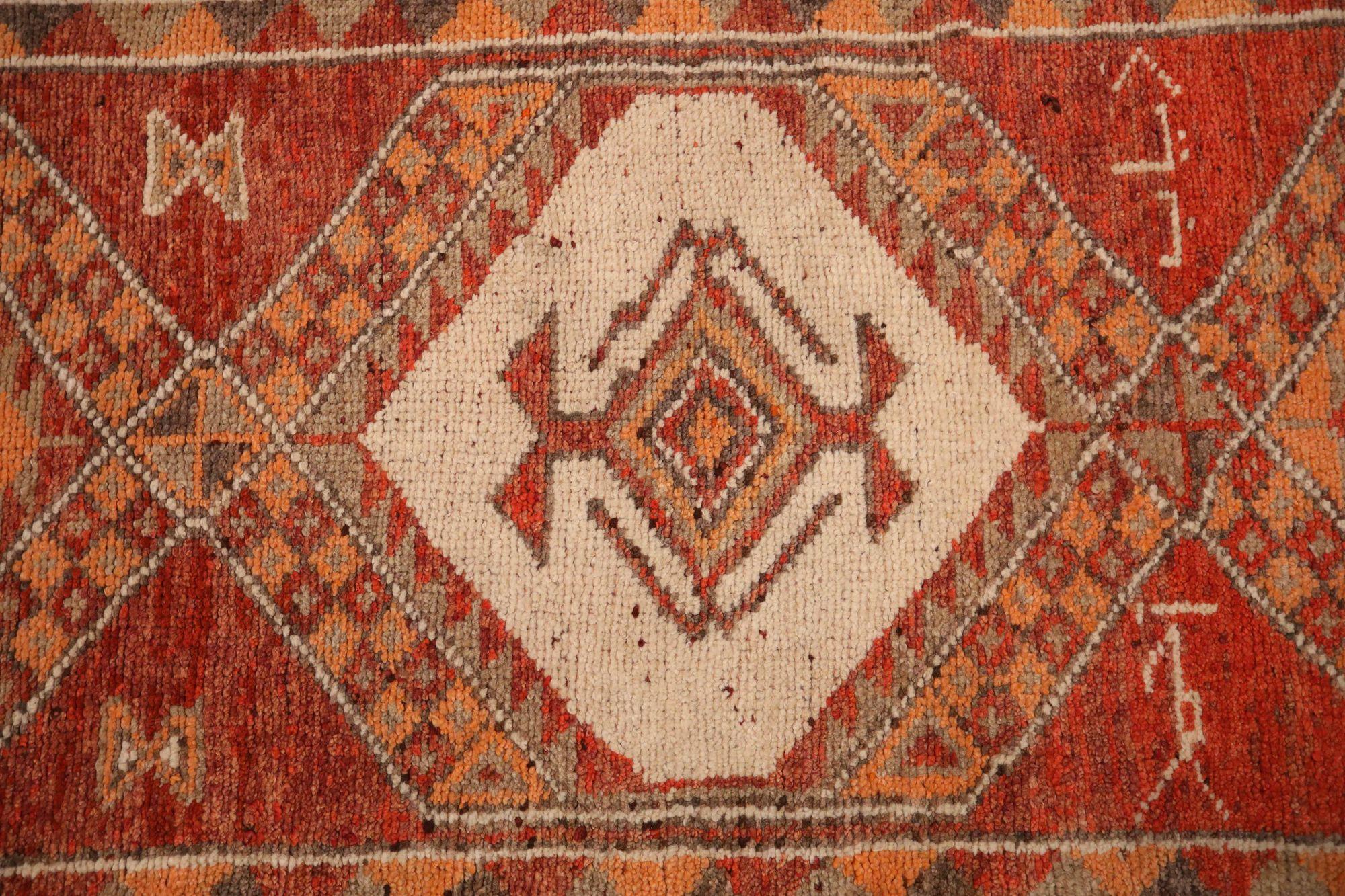 Entdecken Sie die Eleganz von Afghanistan Anatoly mit dem Läufer Circa 1970. Dieses exklusive Design aus Wolle und OrangeRed ist perfekt, um Ihren Raum zu verschönern.