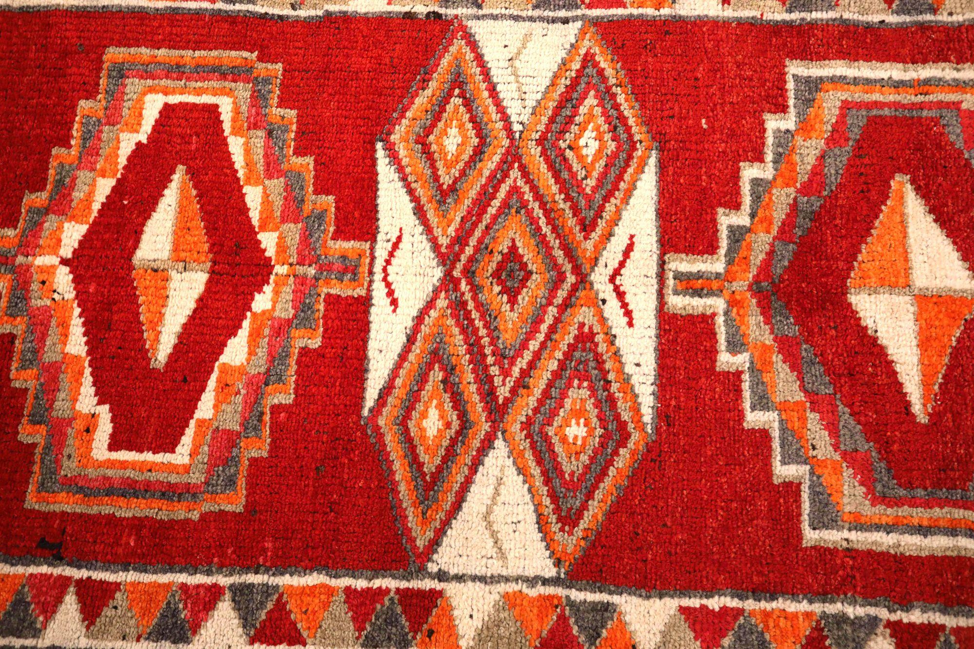 Entdecken Sie die Eleganz von Afghanistan Anatoly mit dem Läufer Circa 1970. Dieses exklusive Design aus Wolle und OrangeRed ist perfekt, um Ihren Raum zu verschönern.