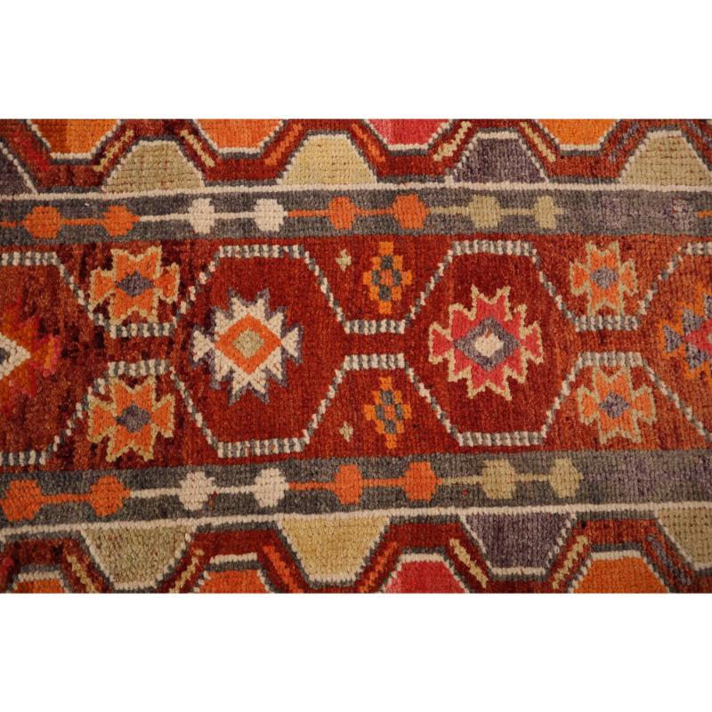 Entdecken Sie die Eleganz von Afghanistan Anatoly mit dem Läufer Circa 1970. Dieses exklusive Design aus Wolle und OrangeRed ist perfekt, um Ihren Raum zu verschönern.