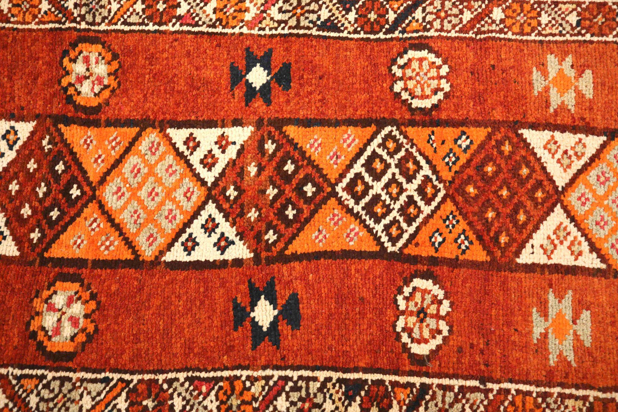 Entdecken Sie die Eleganz von Afghanistan Anatoly mit dem Läufer Circa 1970. Dieses exklusive Design aus Wolle und OrangeRed ist perfekt, um Ihren Raum zu verschönern.