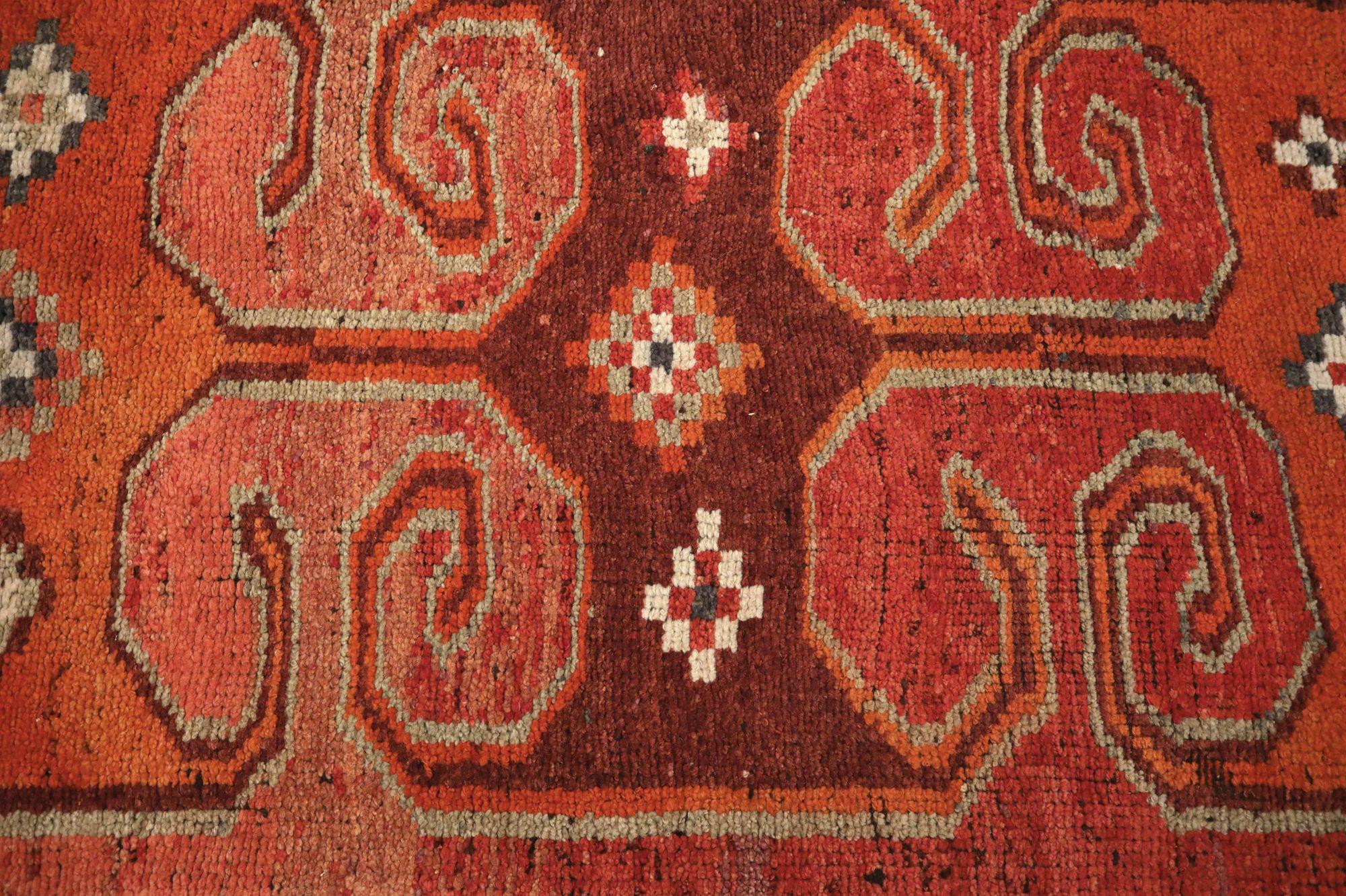 Scopri l'eleganza dell'Afghanistan Anatoly con il tappeto Runner di CIRCA 1970. Progettato con lana e arancio, questo design esclusivo è perfetto per valorizzare il tuo spazio.