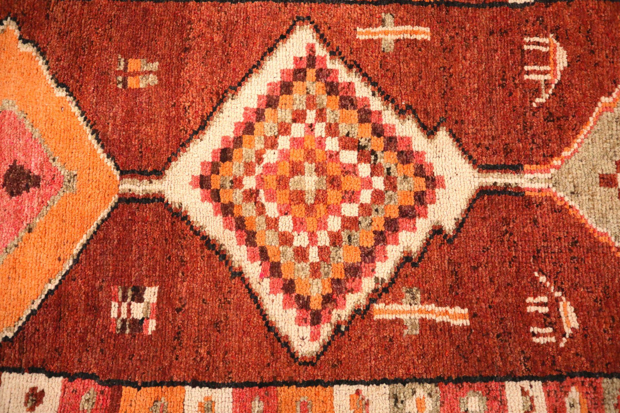 Entdecken Sie die Eleganz von Afghanistan Anatoly mit dem Läufer Circa 1880. Dieses exklusive Design aus Wolle und OrangeRed ist perfekt, um Ihren Raum zu verschönern.