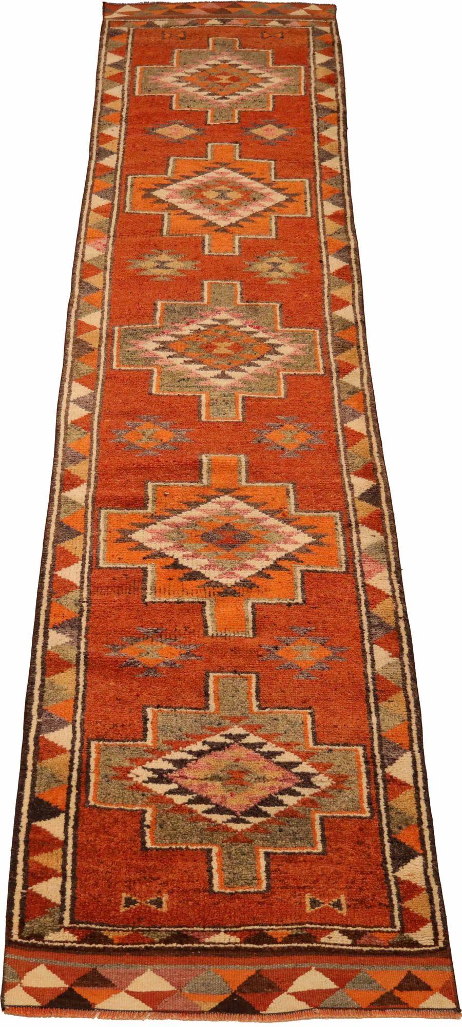 Entdecken Sie die Eleganz von Afghanistan Anatoly mit dem Läufer Circa 1970. Dieses exklusive Design aus Wolle und OrangeRed ist perfekt, um Ihren Raum zu verschönern.