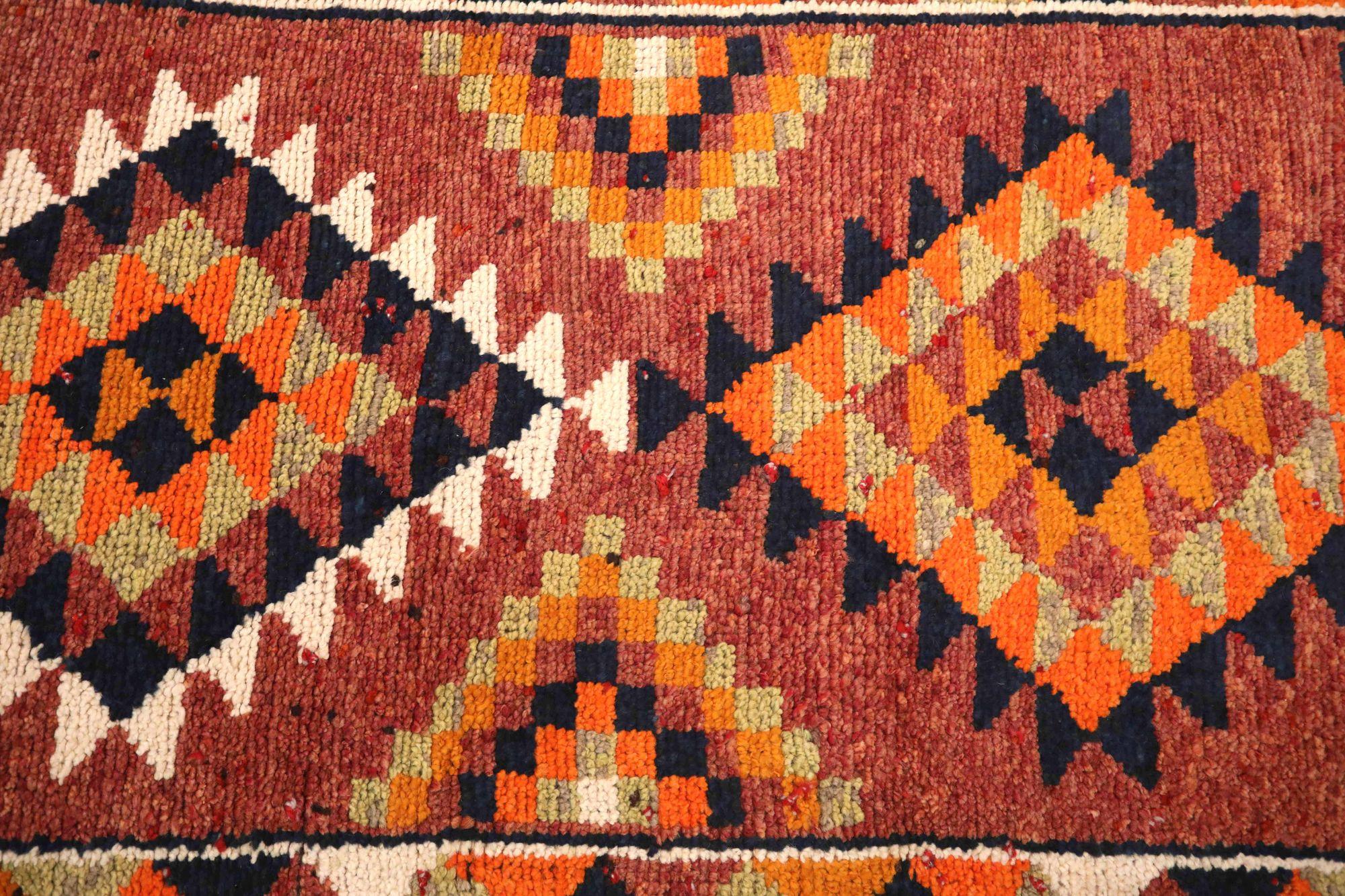 Entdecken Sie die Eleganz von Afghanistan Anatoly mit dem Läufer Circa 1970. Dieses exklusive Design aus Wolle und OrangeRotGelb ist perfekt, um Ihren Raum zu verschönern.