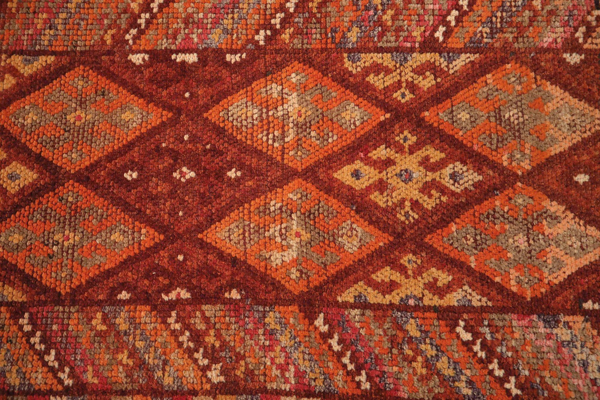 Entdecken Sie die Eleganz von Afghanistan Anatoly mit dem Läufer Circa 1970. Dieses exklusive Design aus Wolle und OrangeRotGelb ist perfekt, um Ihren Raum zu verschönern.