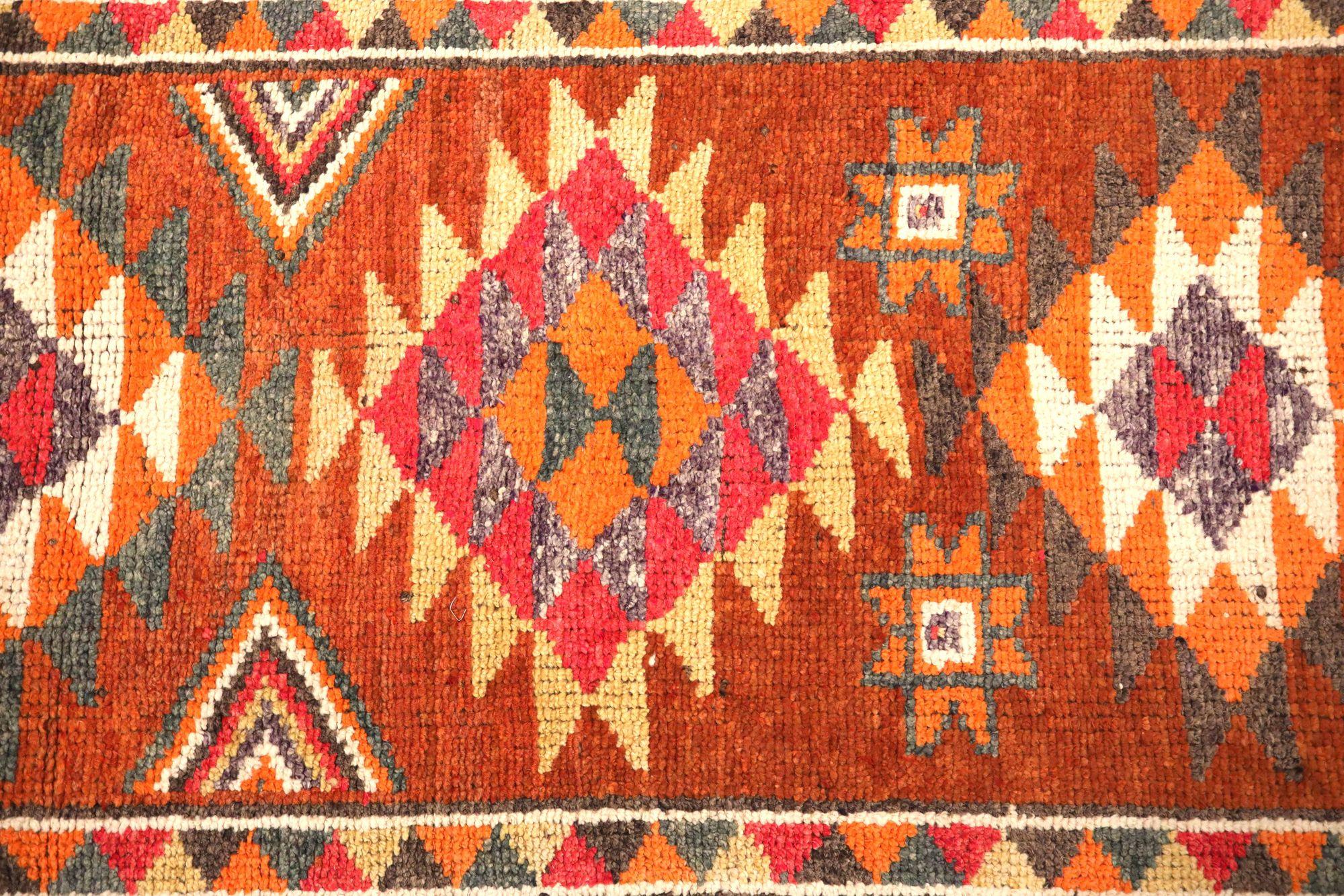 Entdecken Sie die Eleganz von Afghanistan Anatoly mit dem Läufer Circa 1970. Dieses exklusive Design aus Wolle und OrangeRotGelb ist perfekt, um Ihren Raum zu verschönern.