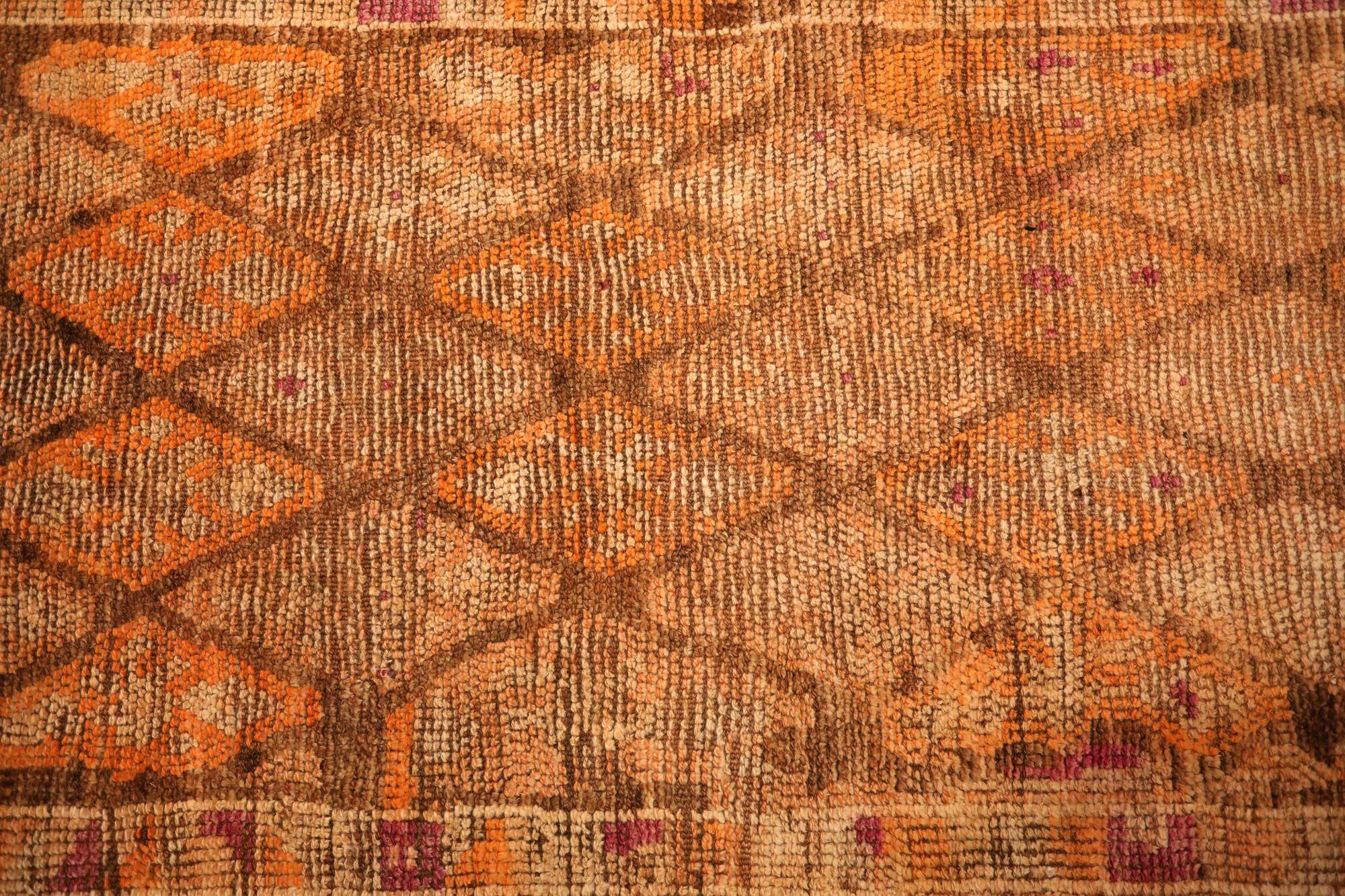 Scopri l'eleganza dell'Afghanistan Anatoly con il tappeto Runner di CIRCA 1970. Progettato con lana e giallo arancio, questo design esclusivo è perfetto per valorizzare il tuo spazio.