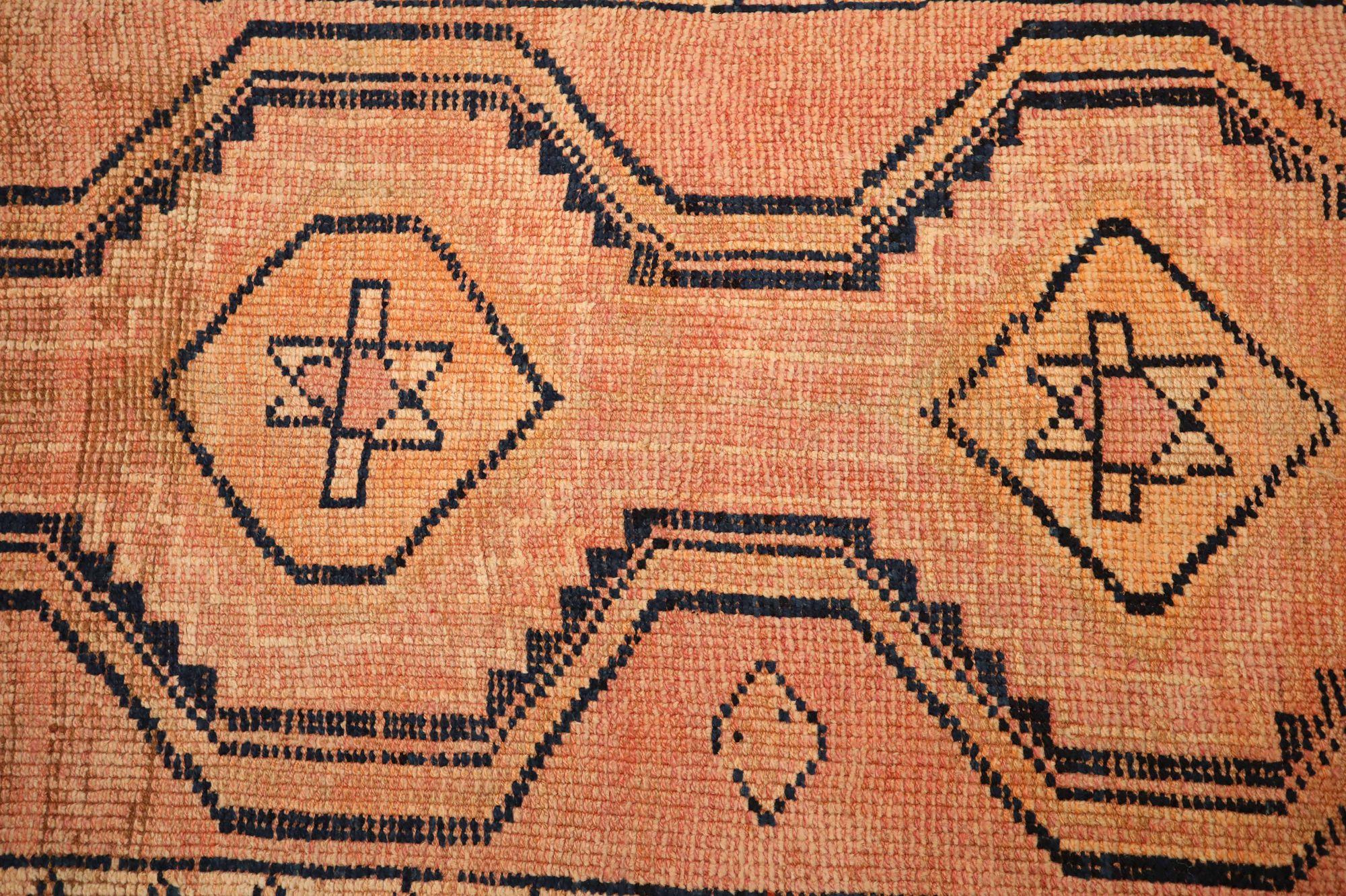 Scopri l'eleganza dell'Afghanistan Anatoly con il tappeto Runner di CIRCA 1970. Progettato con lana e rosa, questo design esclusivo è perfetto per valorizzare il tuo spazio.