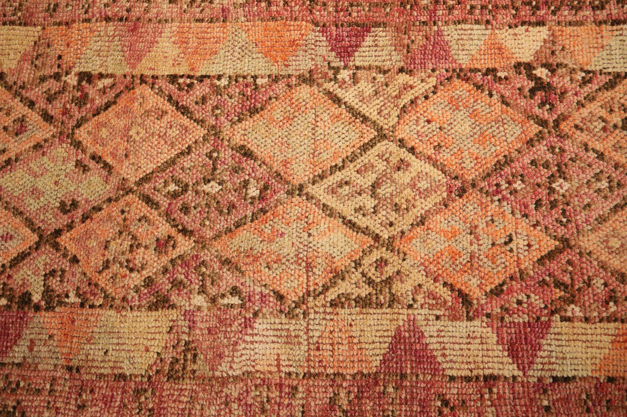 Scopri l'eleganza dell'Afghanistan Anatoly con il tappeto Runner di CIRCA 1970. Progettato con lana e giallo rosa, questo design esclusivo è perfetto per valorizzare il tuo spazio.
