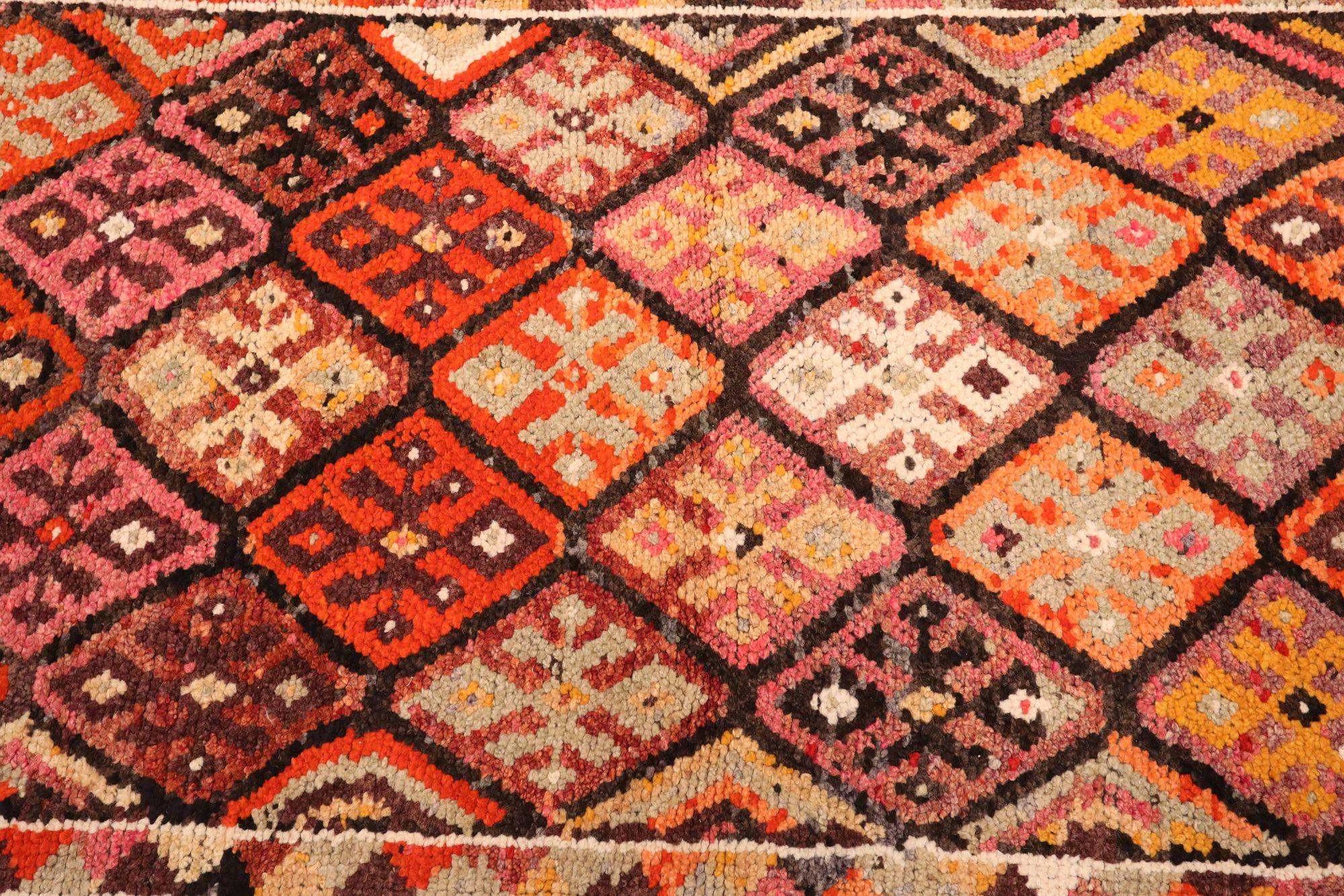Entdecken Sie die Eleganz von Afghanistan Anatoly mit dem Läufer Circa 1970. Dieses exklusive Design aus Wolle und PurpelRotGelb ist perfekt, um Ihren Raum zu verschönern.