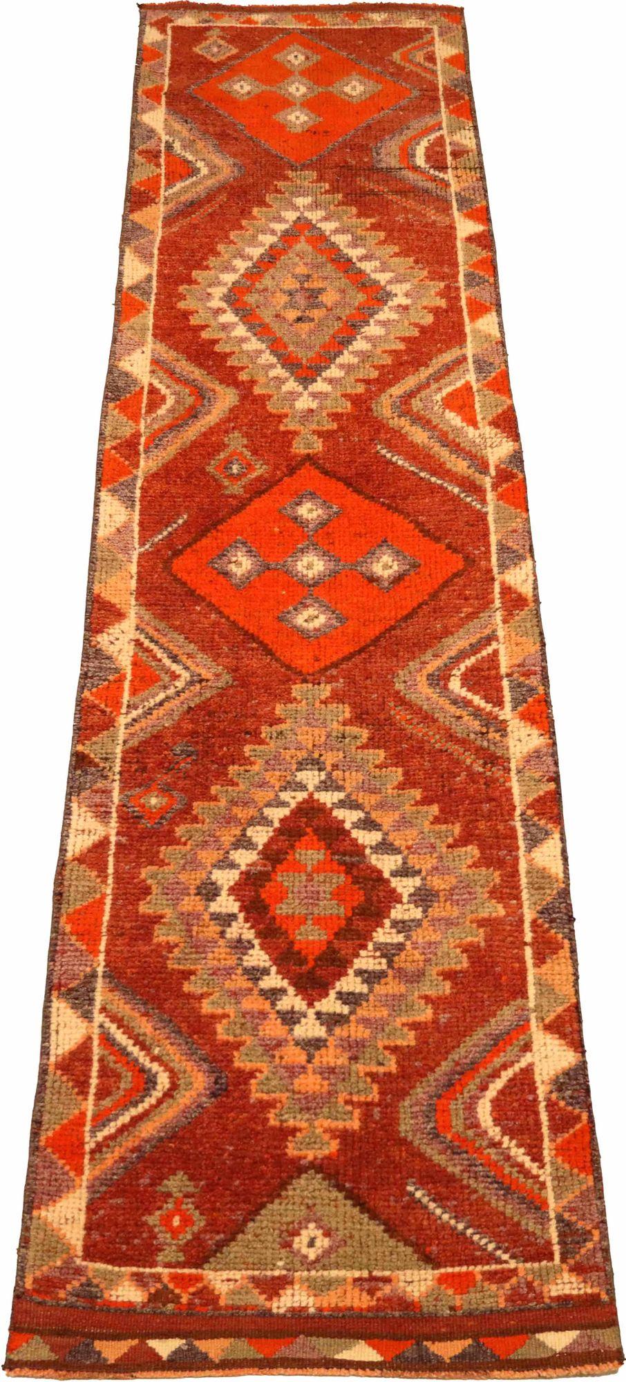 Scopri l'eleganza dell'Afghanistan Anatoly con il tappeto Runner di CIRCA 1970. Progettato in lana e rosso, questo design esclusivo è perfetto per valorizzare il tuo spazio.