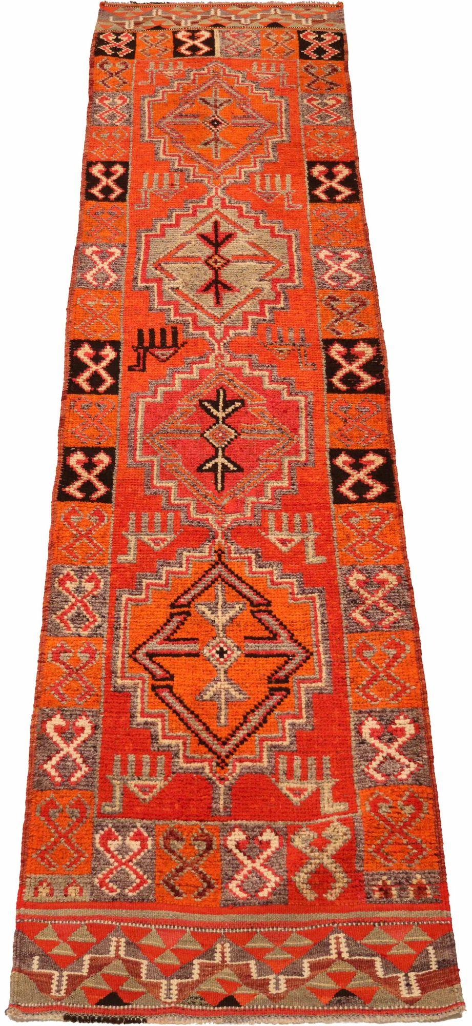 Entdecken Sie die Eleganz von Afghanistan Anatoly mit dem Läufer Circa 1970. Dieses exklusive Design aus Wolle und Rot ist perfekt, um Ihren Raum zu verschönern.