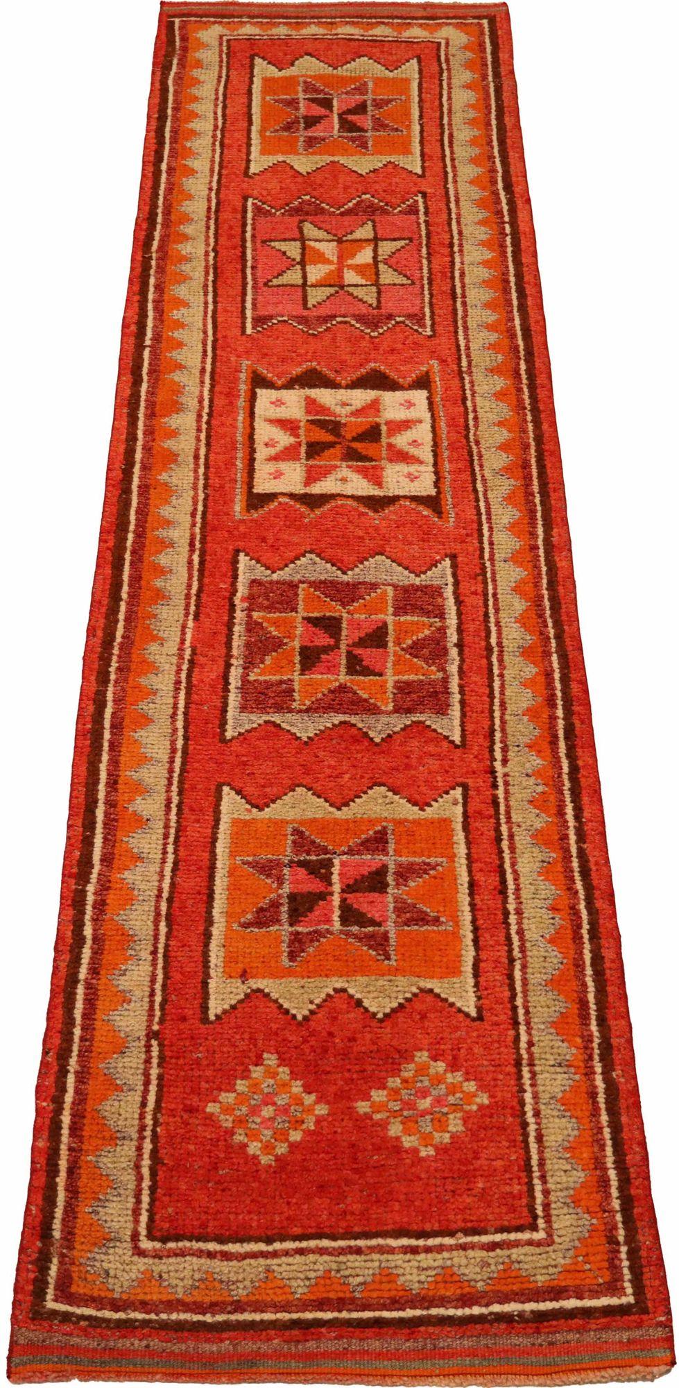 Entdecken Sie die Eleganz von Afghanistan Anatoly mit dem Läufer Circa 1970. Dieses exklusive Design aus Wolle und Rot ist perfekt, um Ihren Raum zu verschönern.