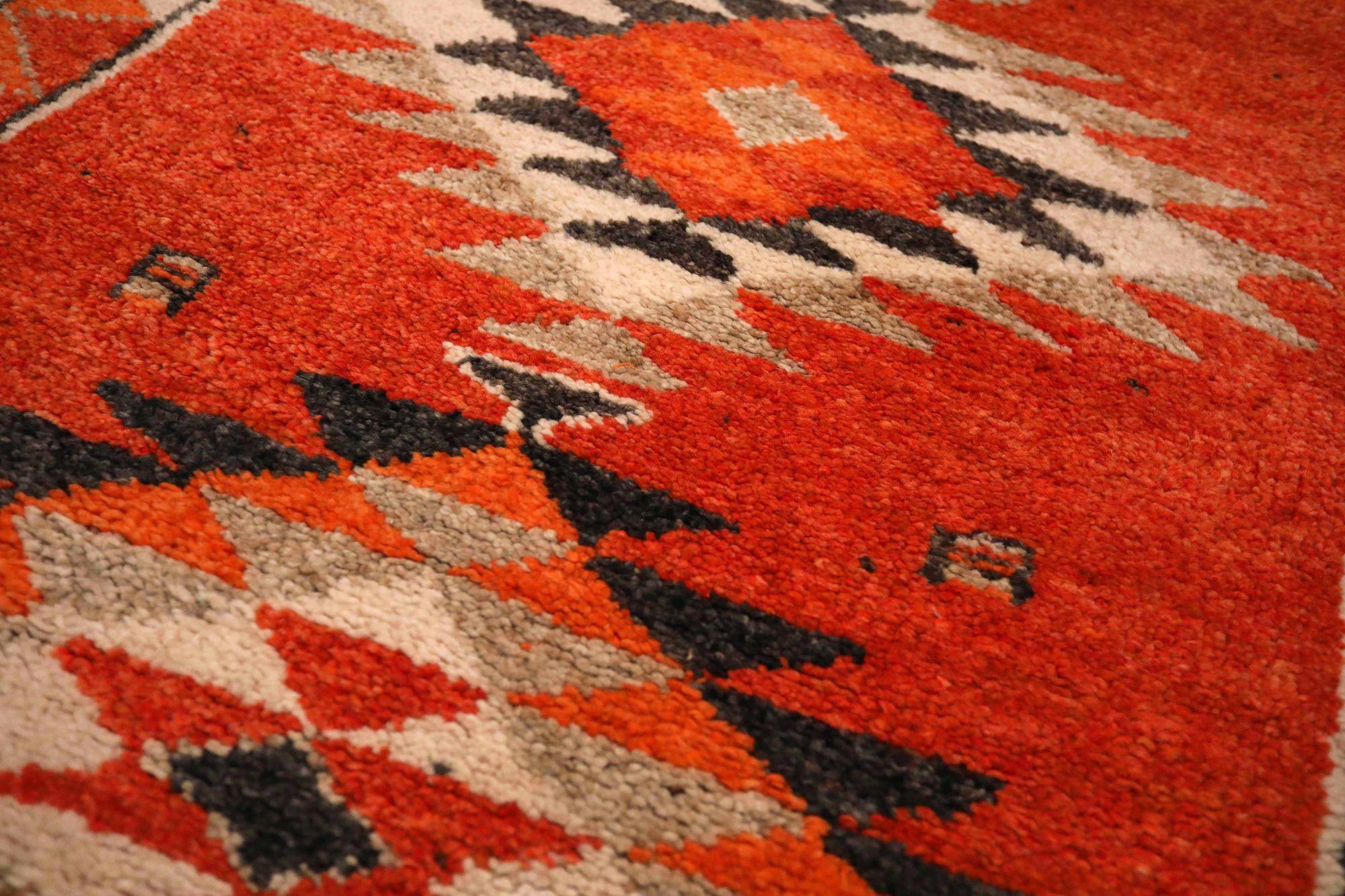 Entdecken Sie die Eleganz von Afghanistan Anatoly mit dem Läufer Circa 1970. Dieses exklusive Design aus Wolle und Rot ist perfekt, um Ihren Raum zu verschönern.