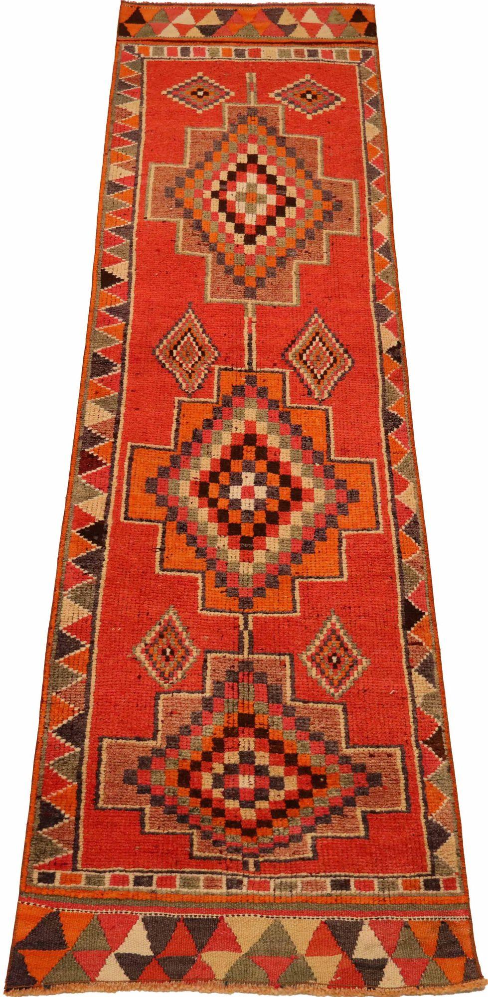 Entdecken Sie die Eleganz von Afghanistan Anatoly mit dem Läufer Circa 1970. Dieses exklusive Design aus Wolle und Rot ist perfekt, um Ihren Raum zu verschönern.
