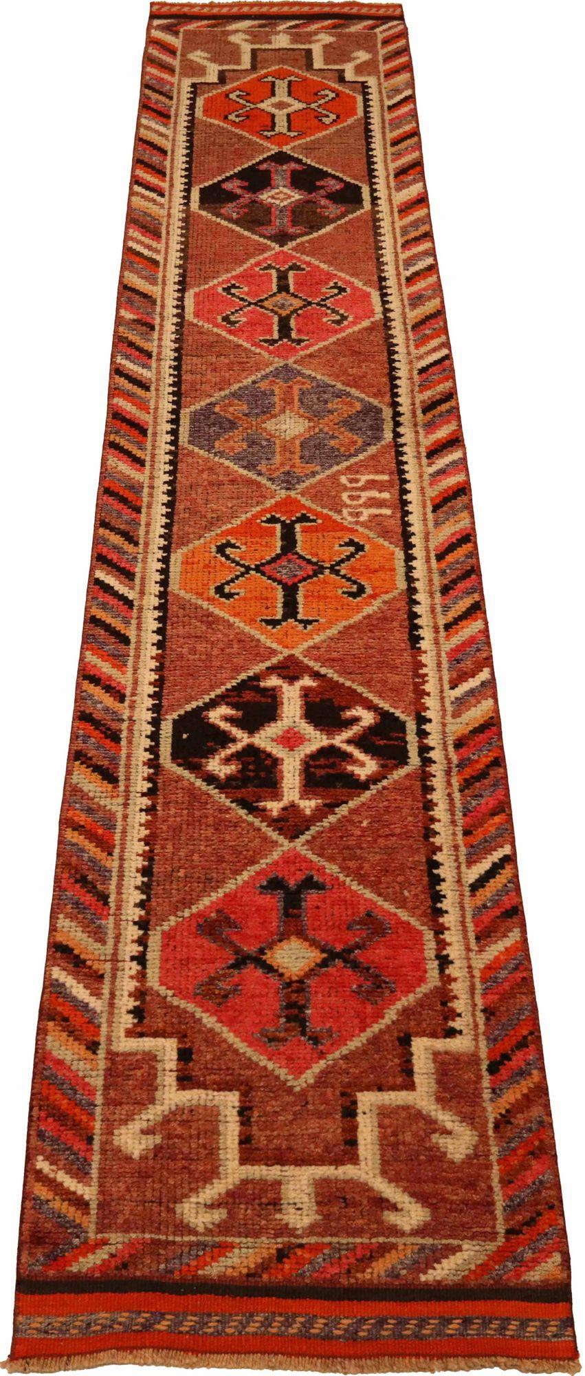 Scopri l'eleganza dell'Afghanistan Anatoly con il tappeto Runner di CIRCA 1970. Progettato in lana e rosso, questo design esclusivo è perfetto per valorizzare il tuo spazio.