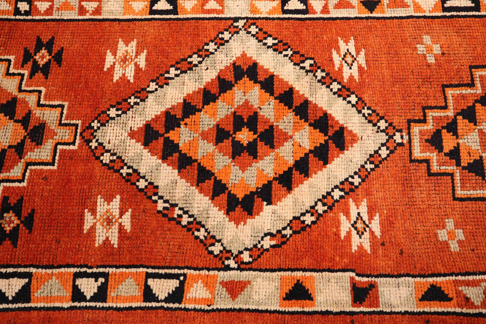 Entdecken Sie die Eleganz von Afghanistan Anatoly mit dem Läufer Circa 1990. Dieses exklusive Design aus Wolle und Rot ist perfekt, um Ihren Raum zu verschönern.