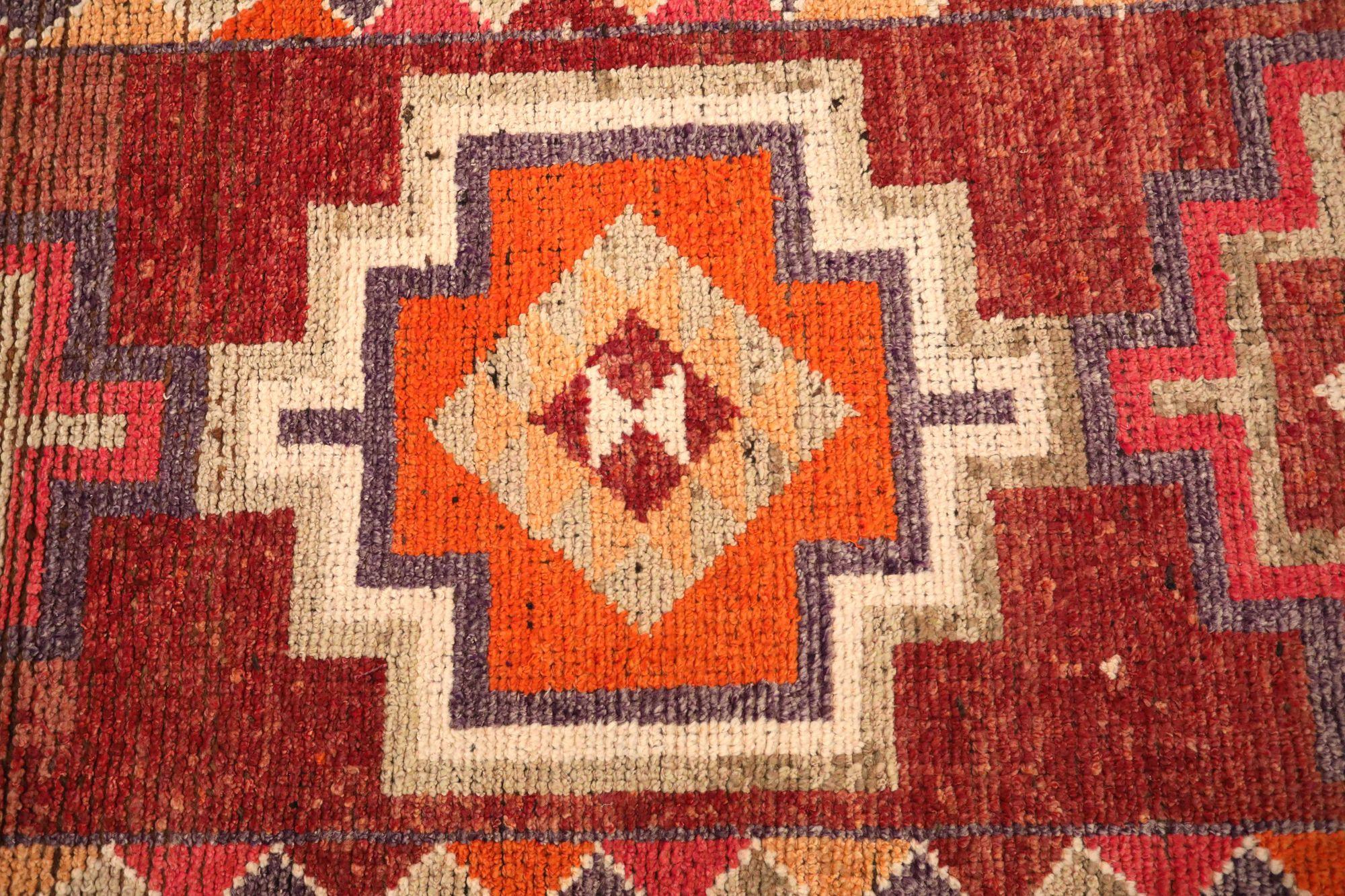 Entdecken Sie die Eleganz von Afghanistan Anatoly mit dem Läufer Circa 1970. Dieses exklusive Design aus Wolle und Rot ist perfekt, um Ihren Raum zu verschönern.
