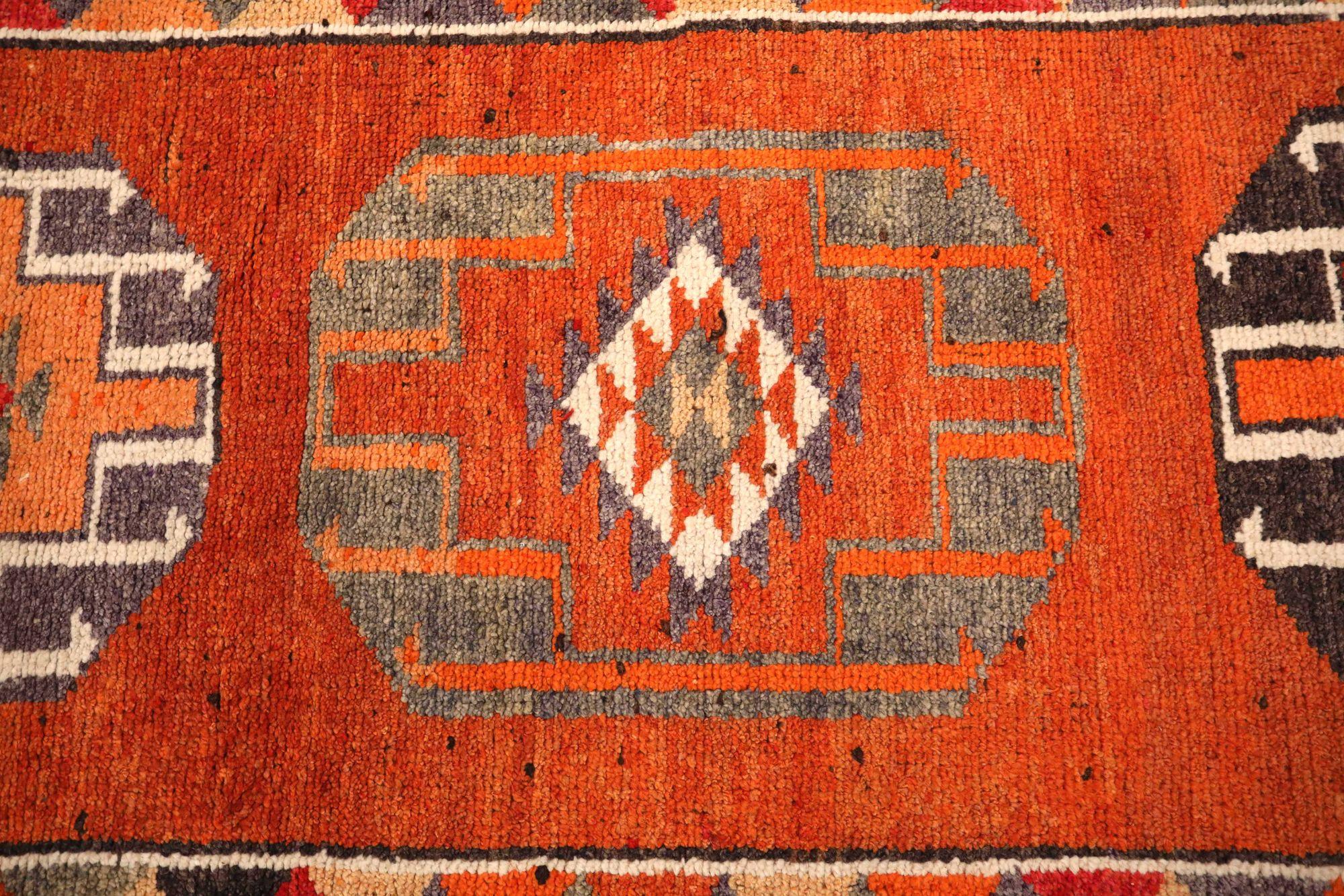 Entdecken Sie die Eleganz von Afghanistan Anatoly mit dem Läufer Circa 1970. Dieses exklusive Design aus Wolle und Rot ist perfekt, um Ihren Raum zu verschönern.