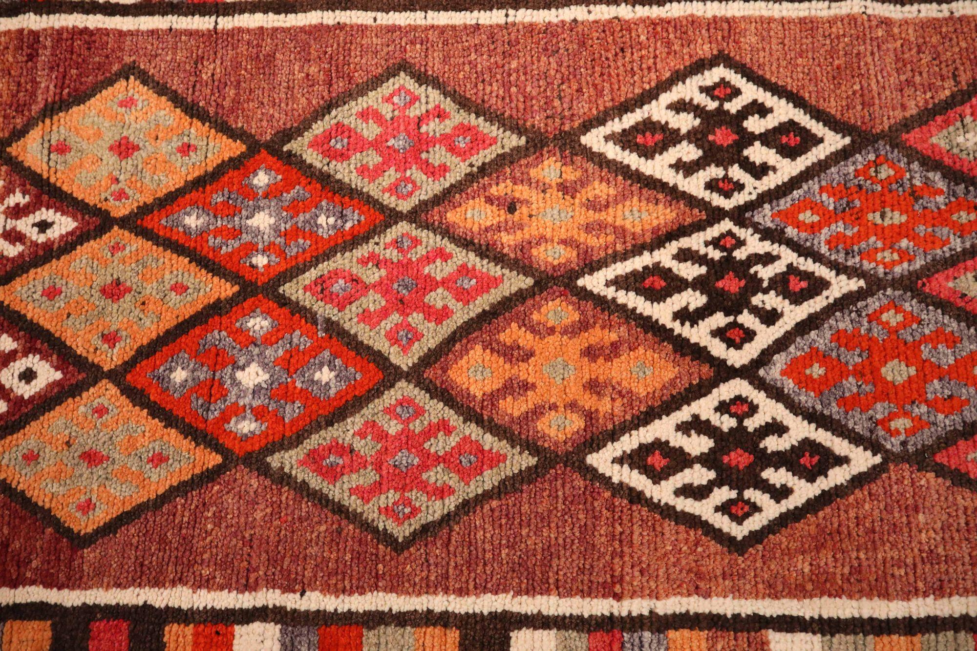 Entdecken Sie die Eleganz von Afghanistan Anatoly mit dem Läufer Circa 1970. Dieses exklusive Design aus Wolle und Rot ist perfekt, um Ihren Raum zu verschönern.