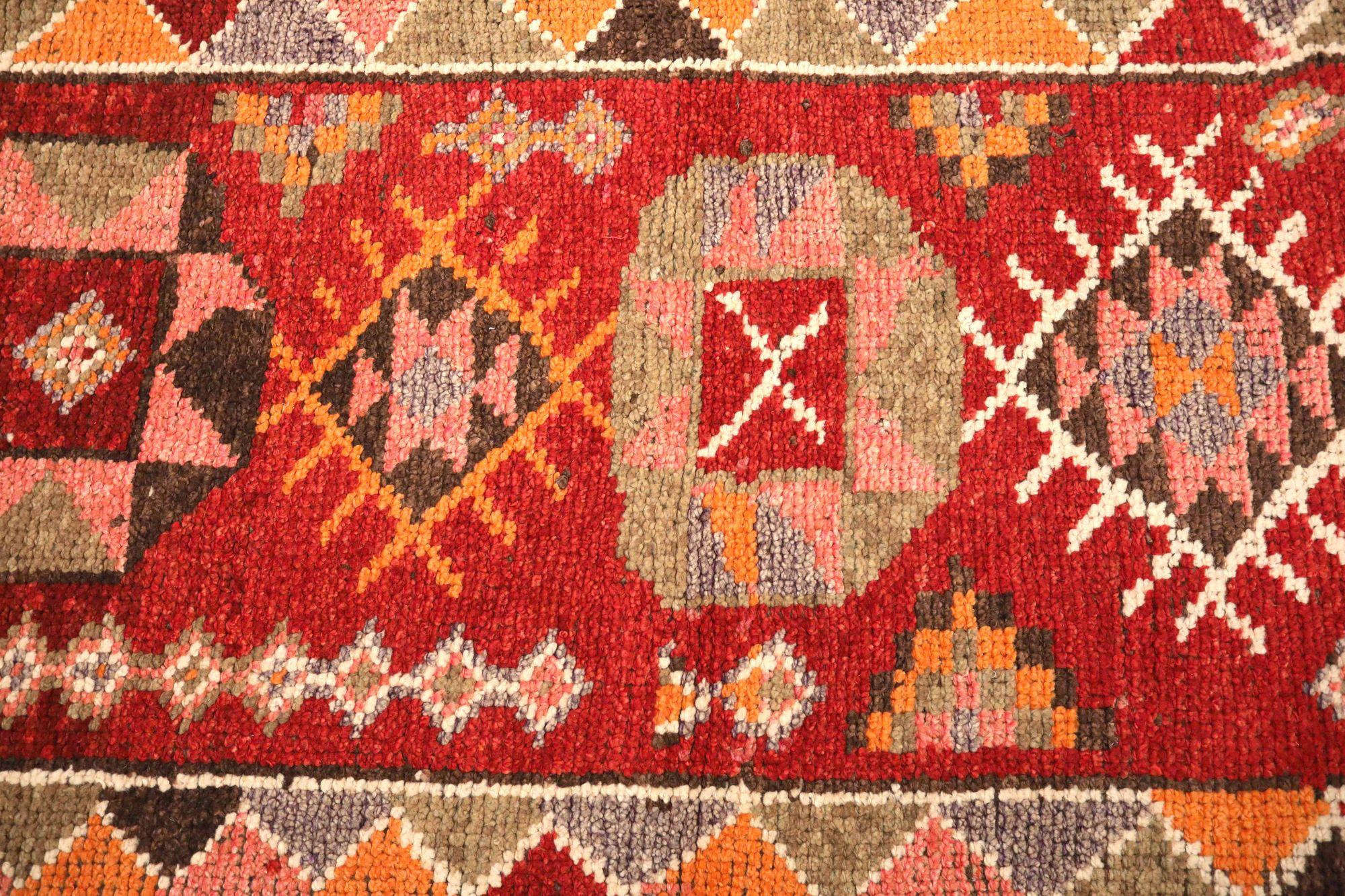 Entdecken Sie die Eleganz von Afghanistan Anatoly mit dem Läufer Circa 1970. Dieses exklusive Design aus Wolle und Rot ist perfekt, um Ihren Raum zu verschönern.