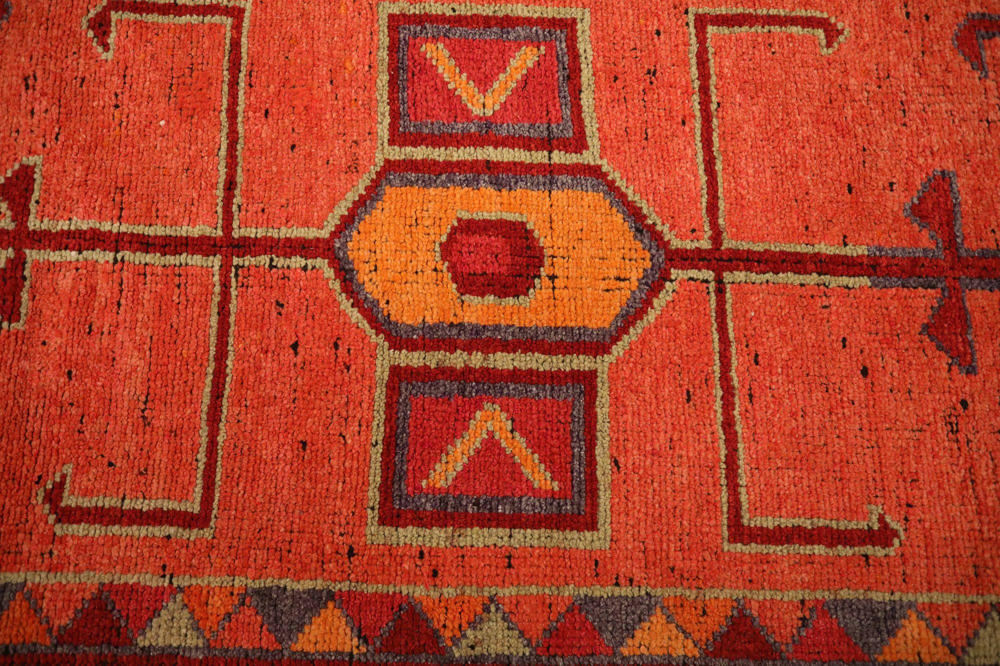 Scopri l'eleganza dell'Afghanistan Anatoly con il tappeto Runner di CIRCA 1970. Progettato in lana e rosso, questo design esclusivo è perfetto per valorizzare il tuo spazio.