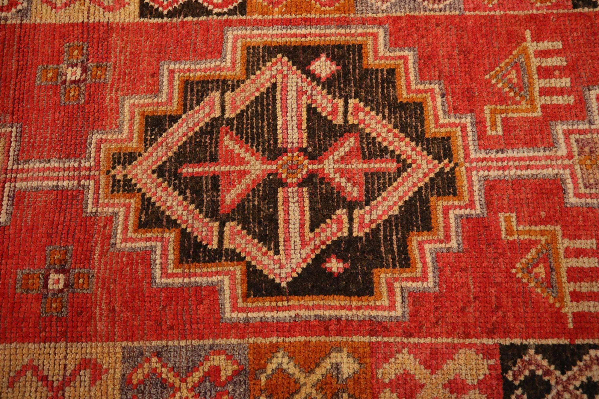 Entdecken Sie die Eleganz von Afghanistan Anatoly mit dem Läufer Circa 1970. Dieses exklusive Design aus Wolle und Rot ist perfekt, um Ihren Raum zu verschönern.