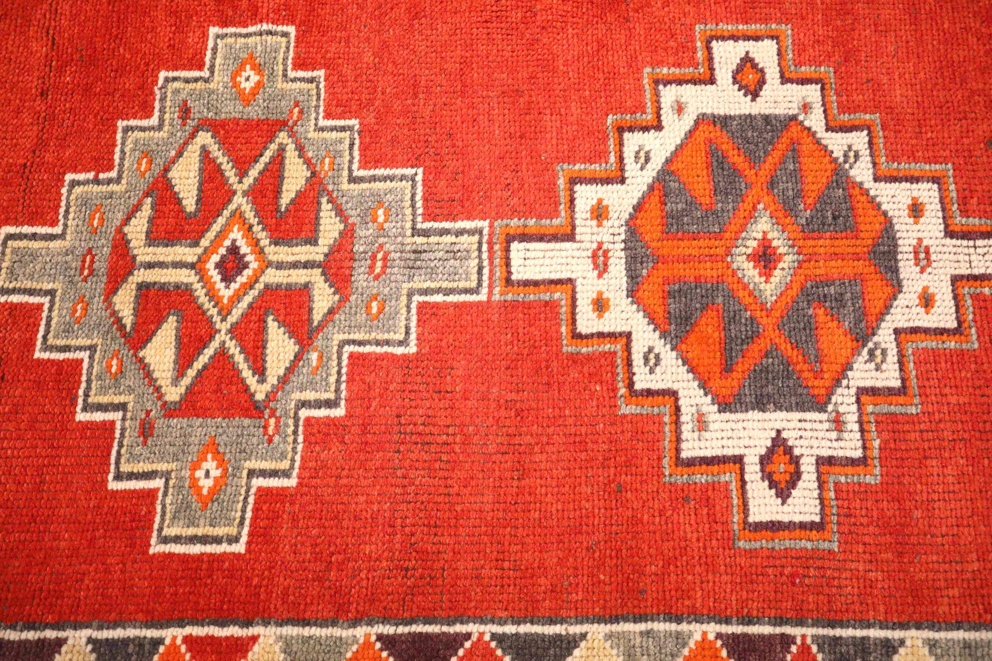 Entdecken Sie die Eleganz von Afghanistan Anatoly mit dem Läufer Circa 1970. Dieses exklusive Design aus Wolle und Rot ist perfekt, um Ihren Raum zu verschönern.