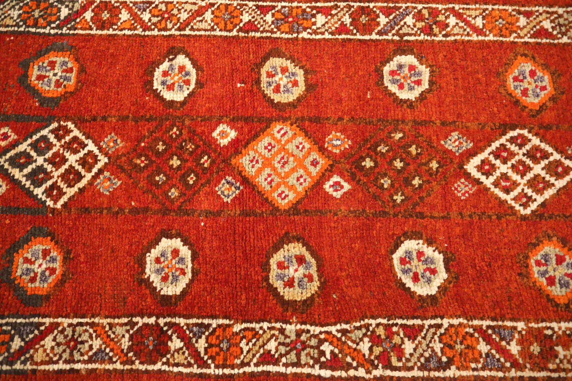 Entdecken Sie die Eleganz von Afghanistan Anatoly mit dem Läufer Circa 1970. Dieses exklusive Design aus Wolle und Rot ist perfekt, um Ihren Raum zu verschönern.