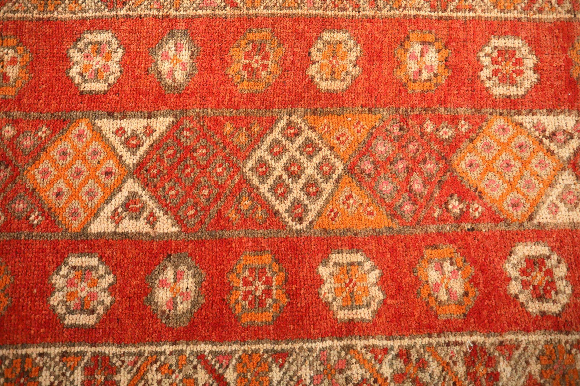 Entdecken Sie die Eleganz von Afghanistan Anatoly mit dem Läufer Circa 1970. Dieses exklusive Design aus Wolle und Rot ist perfekt, um Ihren Raum zu verschönern.
