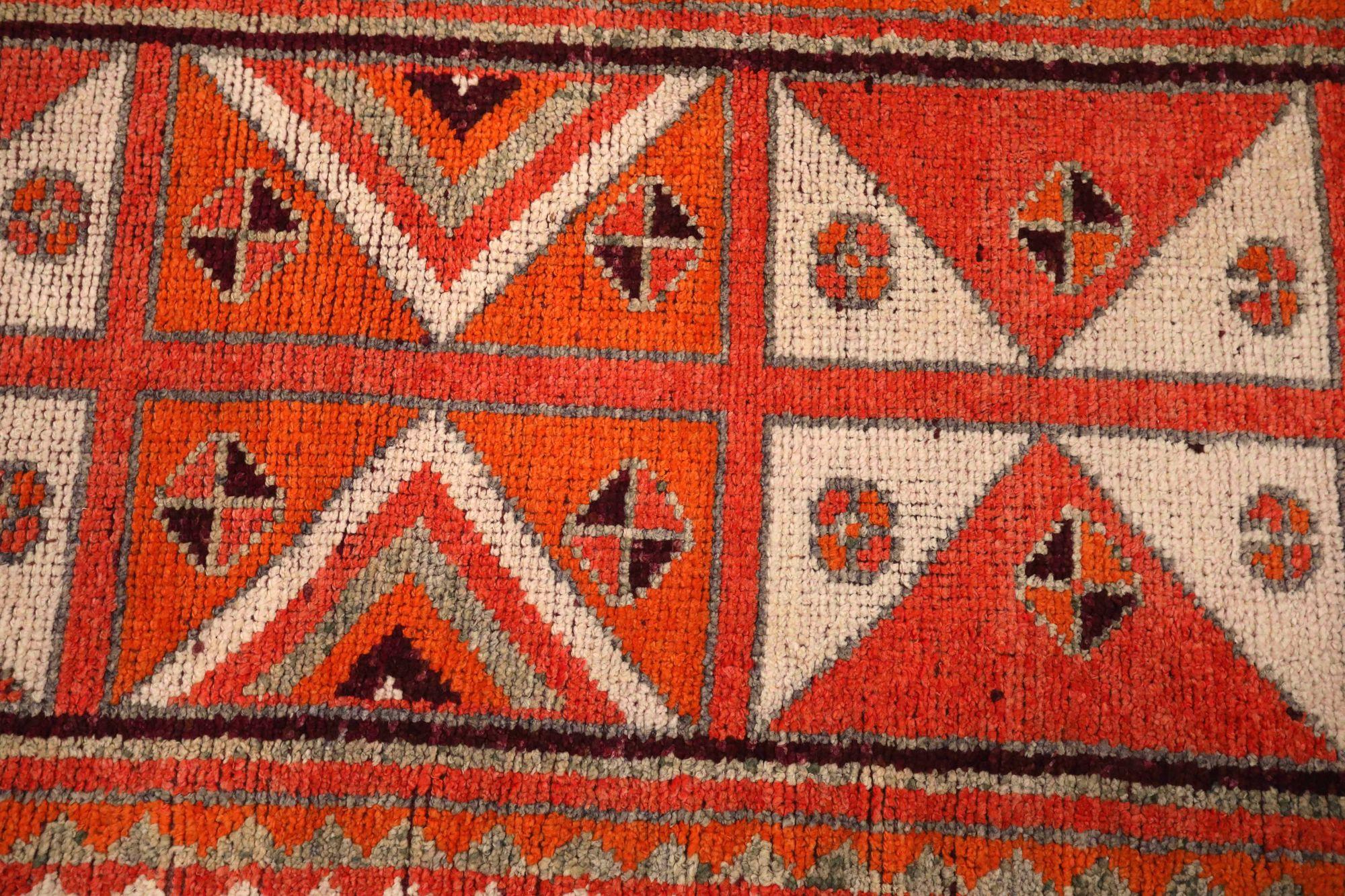 Entdecken Sie die Eleganz von Afghanistan Anatoly mit dem Läufer Circa 1970. Dieses exklusive Design aus Wolle und Rot ist perfekt, um Ihren Raum zu verschönern.