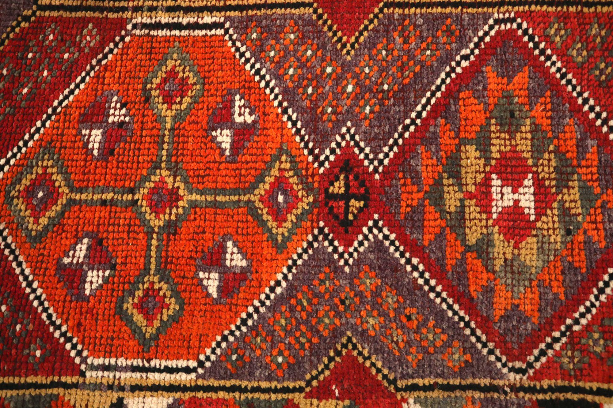 Scopri l'eleganza dell'Afghanistan Anatoly con il tappeto Runner di CIRCA 1970. Progettato in lana e rosso, questo design esclusivo è perfetto per valorizzare il tuo spazio.