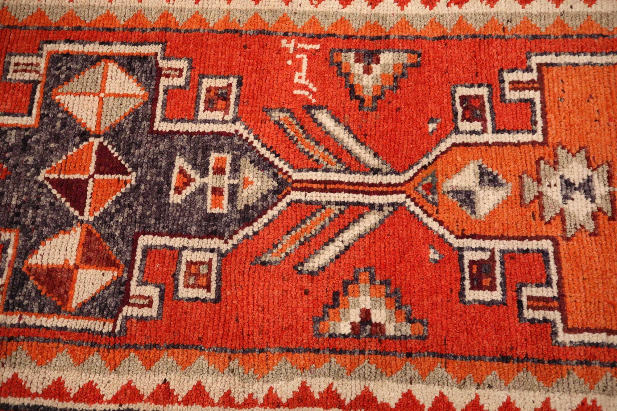 Scopri l'eleganza dell'Afghanistan Anatoly con il tappeto Runner di CIRCA 1970. Progettato in lana e rosso, questo design esclusivo è perfetto per valorizzare il tuo spazio.