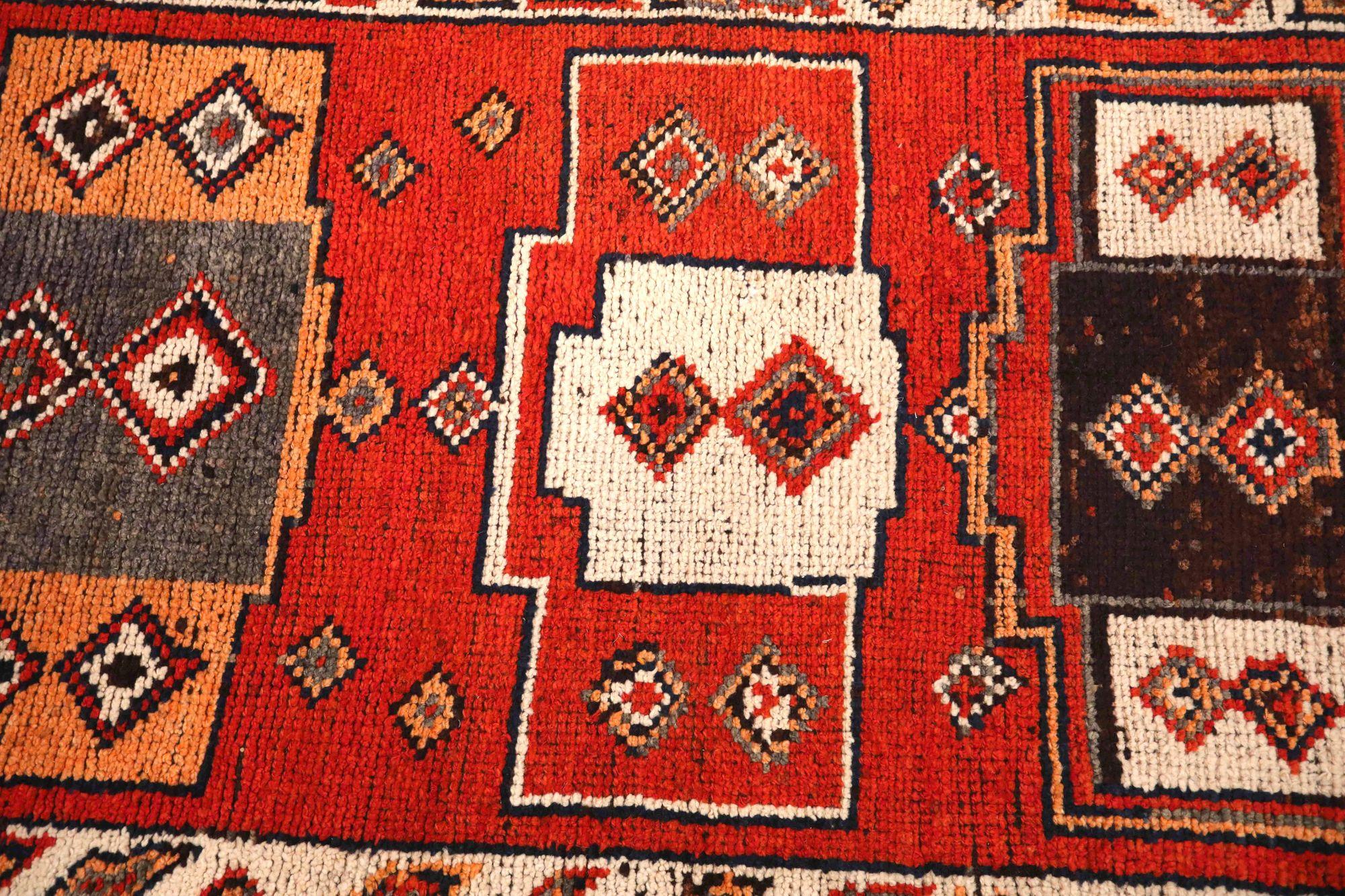 Entdecken Sie die Eleganz von Afghanistan Anatoly mit dem Läufer Circa 1970. Dieses exklusive Design aus Wolle und Rot ist perfekt, um Ihren Raum zu verschönern.