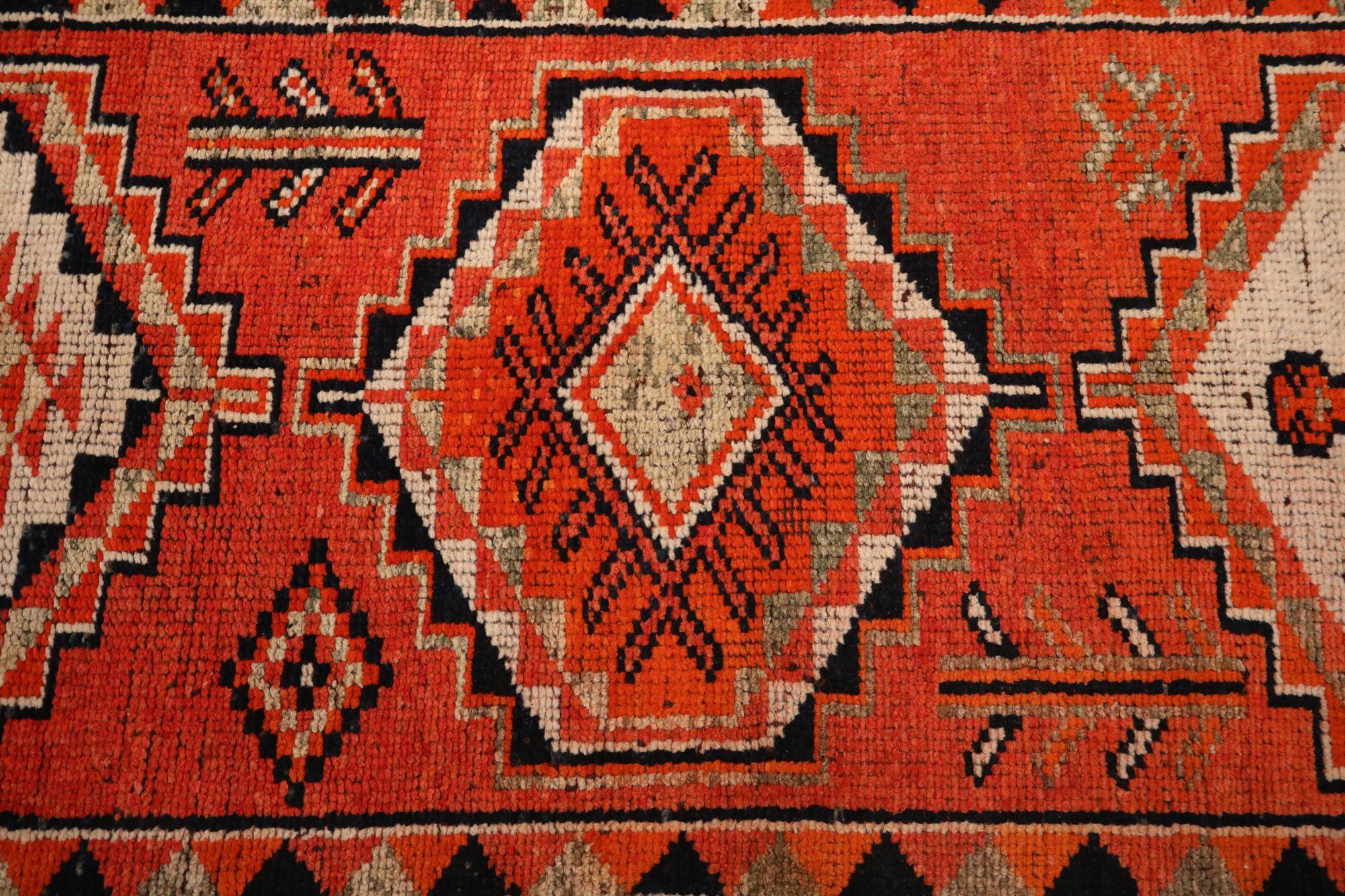 Entdecken Sie die Eleganz von Afghanistan Anatoly mit dem Läufer Circa 1970. Dieses exklusive Design aus Wolle und Rot ist perfekt, um Ihren Raum zu verschönern.