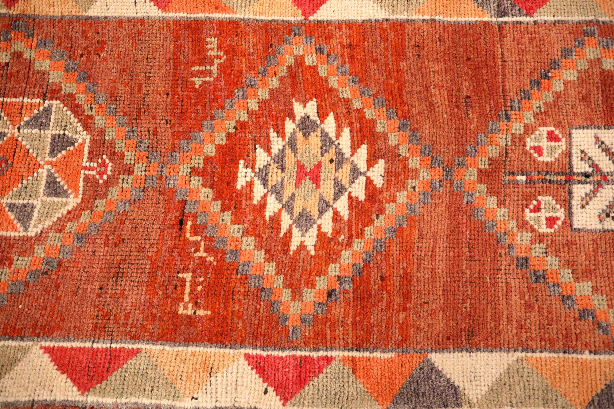 Entdecken Sie die Eleganz von Afghanistan Anatoly mit dem Läufer Circa 1970. Dieses exklusive Design aus Wolle und Rot ist perfekt, um Ihren Raum zu verschönern.
