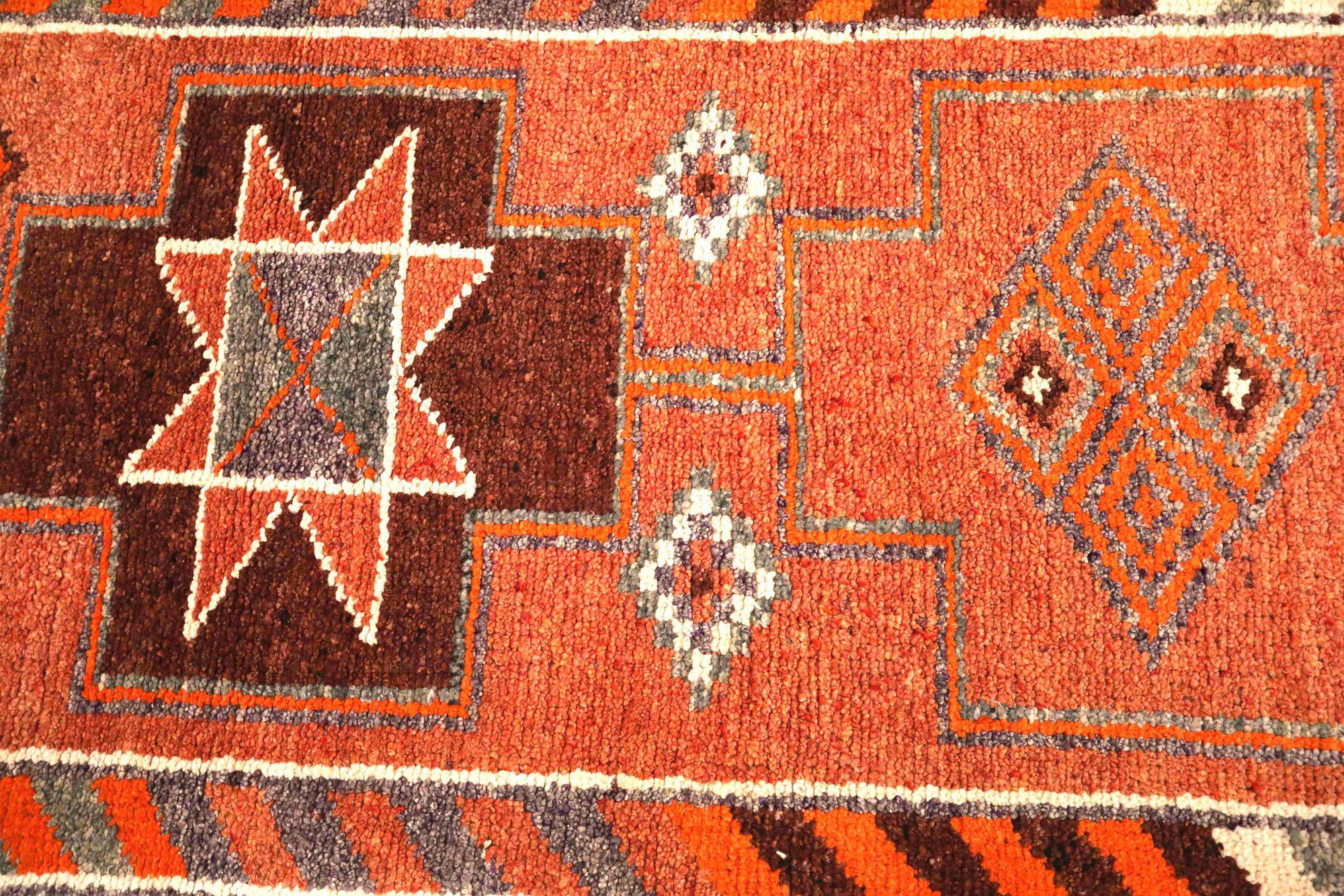 Scopri l'eleganza dell'Afghanistan Anatoly con il tappeto Runner di CIRCA 1970. Progettato in lana e rosso, questo design esclusivo è perfetto per valorizzare il tuo spazio.