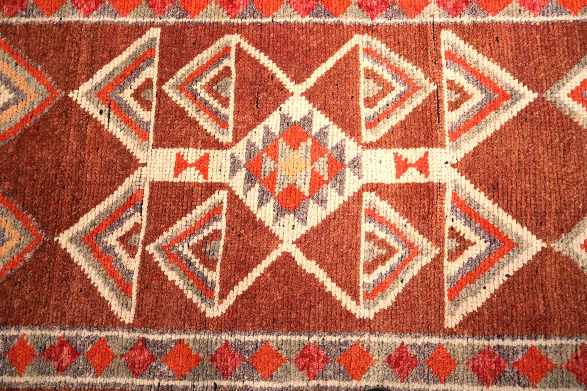 Entdecken Sie die Eleganz von Afghanistan Anatoly mit dem Läufer Circa 1970. Dieses exklusive Design aus Wolle und Rot ist perfekt, um Ihren Raum zu verschönern.