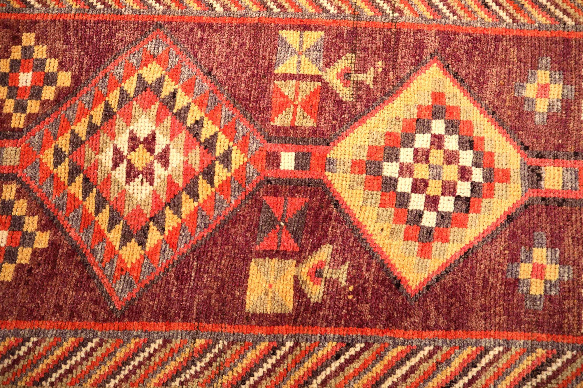 Entdecken Sie die Eleganz von Afghanistan Anatoly mit dem Läufer Circa 1970. Dieses exklusive Design aus Wolle und RotGelb ist perfekt, um Ihren Raum zu verschönern.