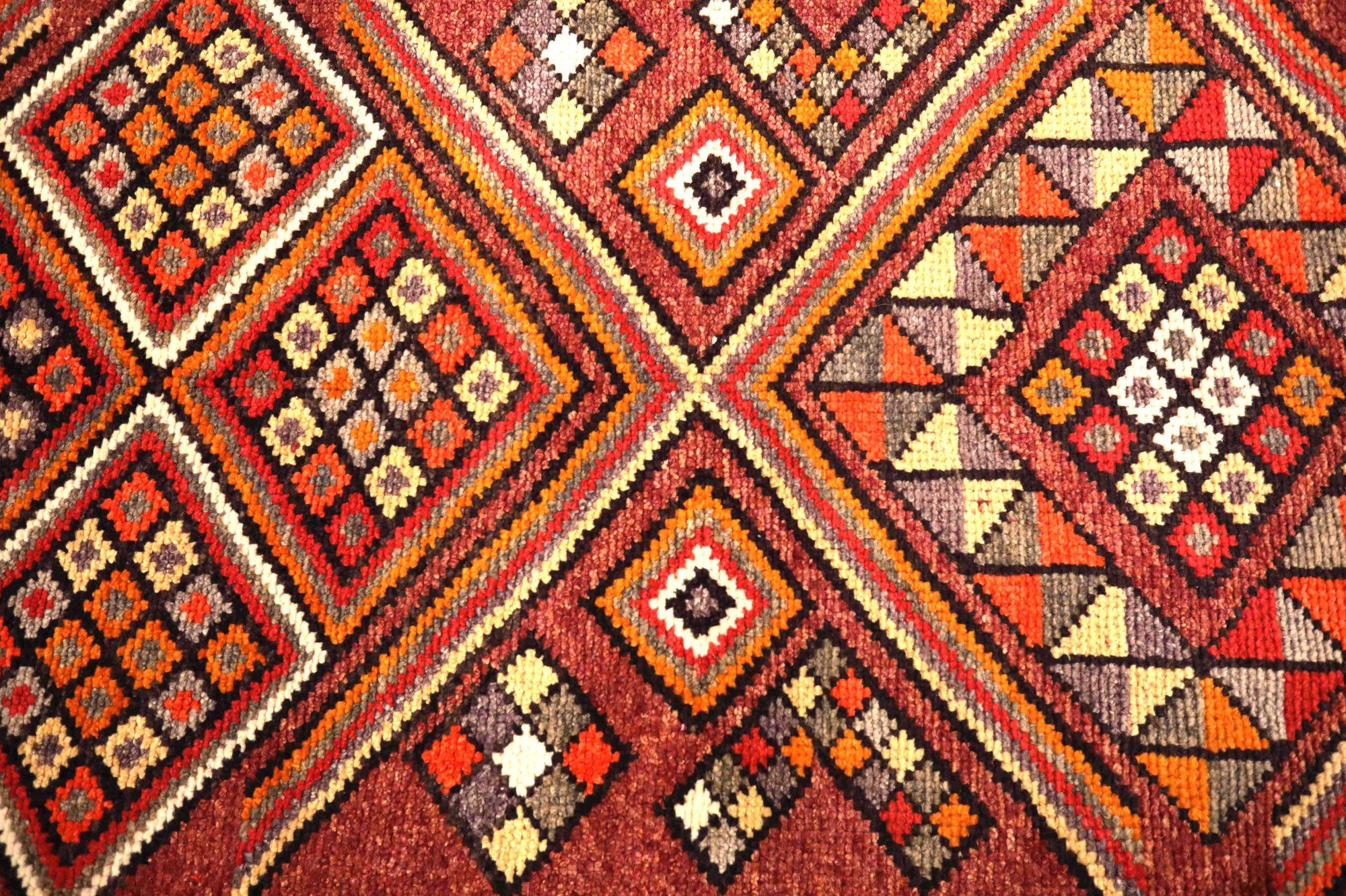 Entdecken Sie die Eleganz von Afghanistan Anatoly mit dem Läufer Circa 1970. Dieses exklusive Design aus Wolle und RotGelb ist perfekt, um Ihren Raum zu verschönern.