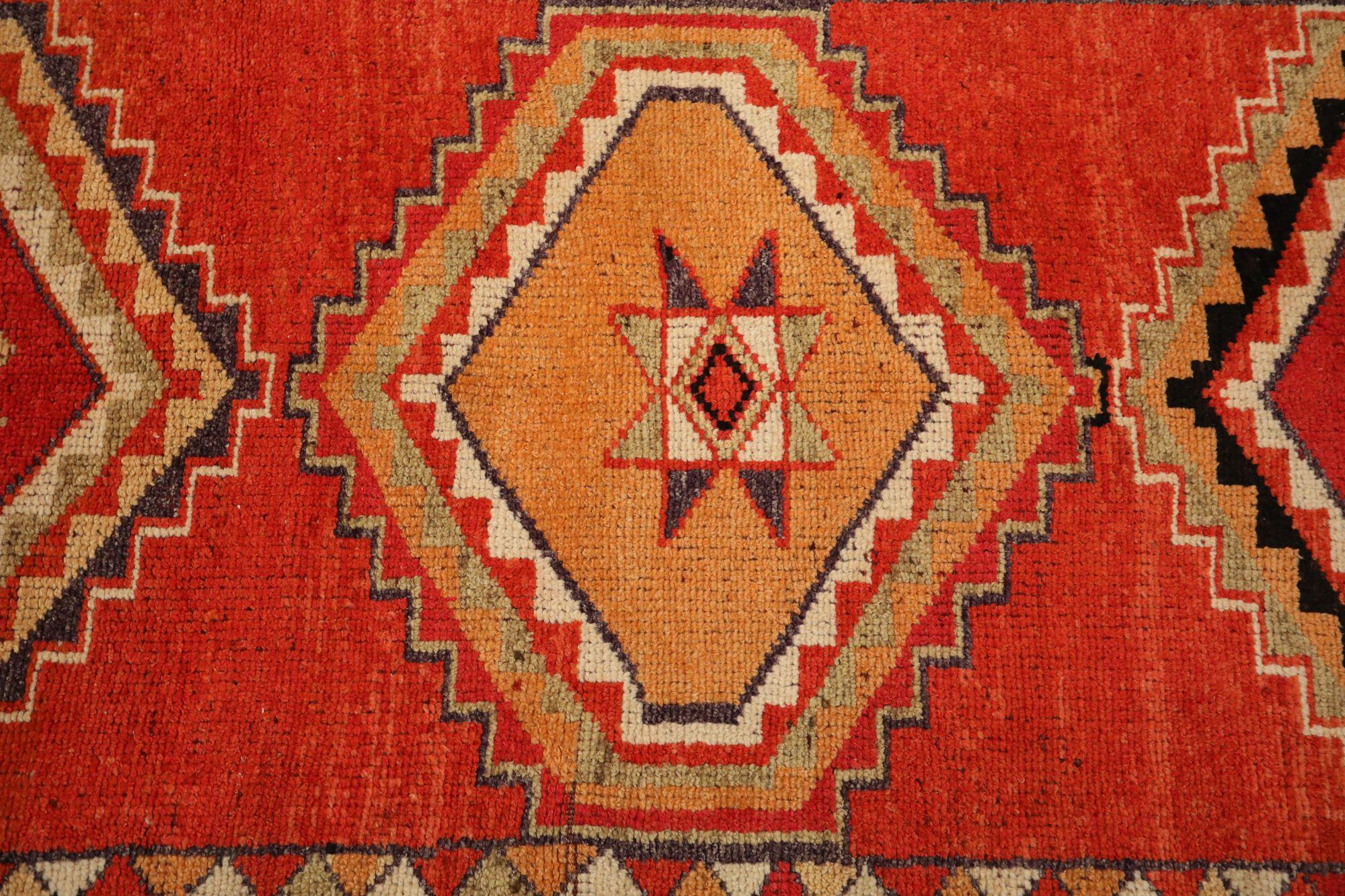 Entdecken Sie die Eleganz von Afghanistan Anatoly mit dem Läufer Circa 1970. Dieses exklusive Design aus Wolle und RotGelb ist perfekt, um Ihren Raum zu verschönern.