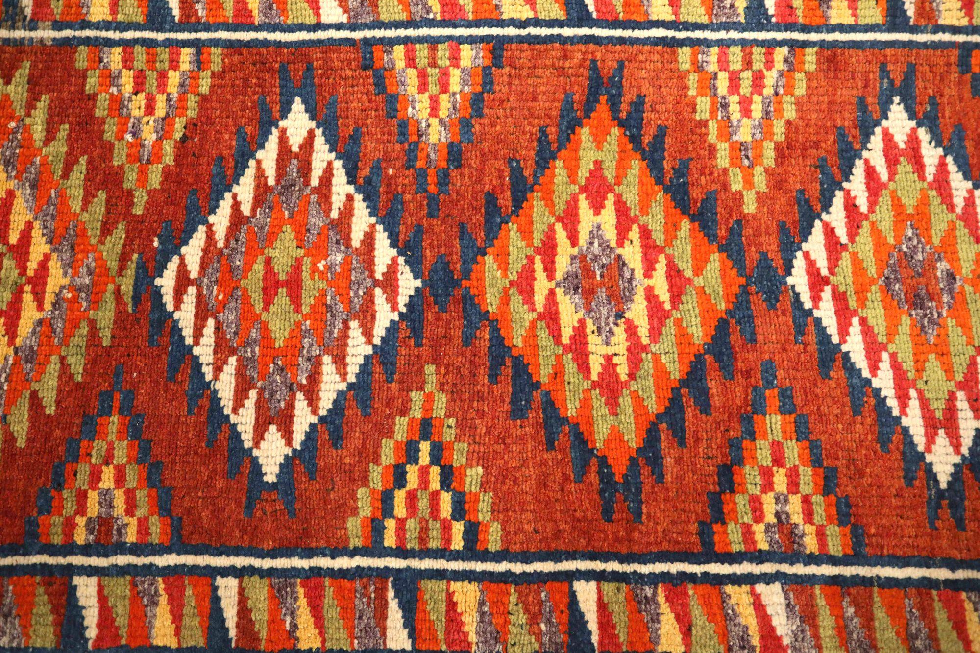 Entdecken Sie die Eleganz von Afghanistan Anatoly mit dem Läufer Circa 1970. Dieses exklusive Design aus Wolle und RotGelb ist perfekt, um Ihren Raum zu verschönern.