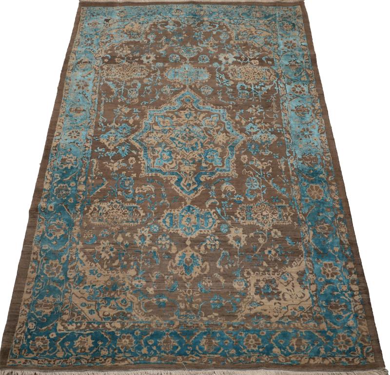 Entdecken Sie die Eleganz von Afghanistan mit Teppichen aus der Zeit um 1990. Dieses exklusive Design aus Wolle und BlauBraunElfenbein ist perfekt, um Ihren Raum zu verschönern.