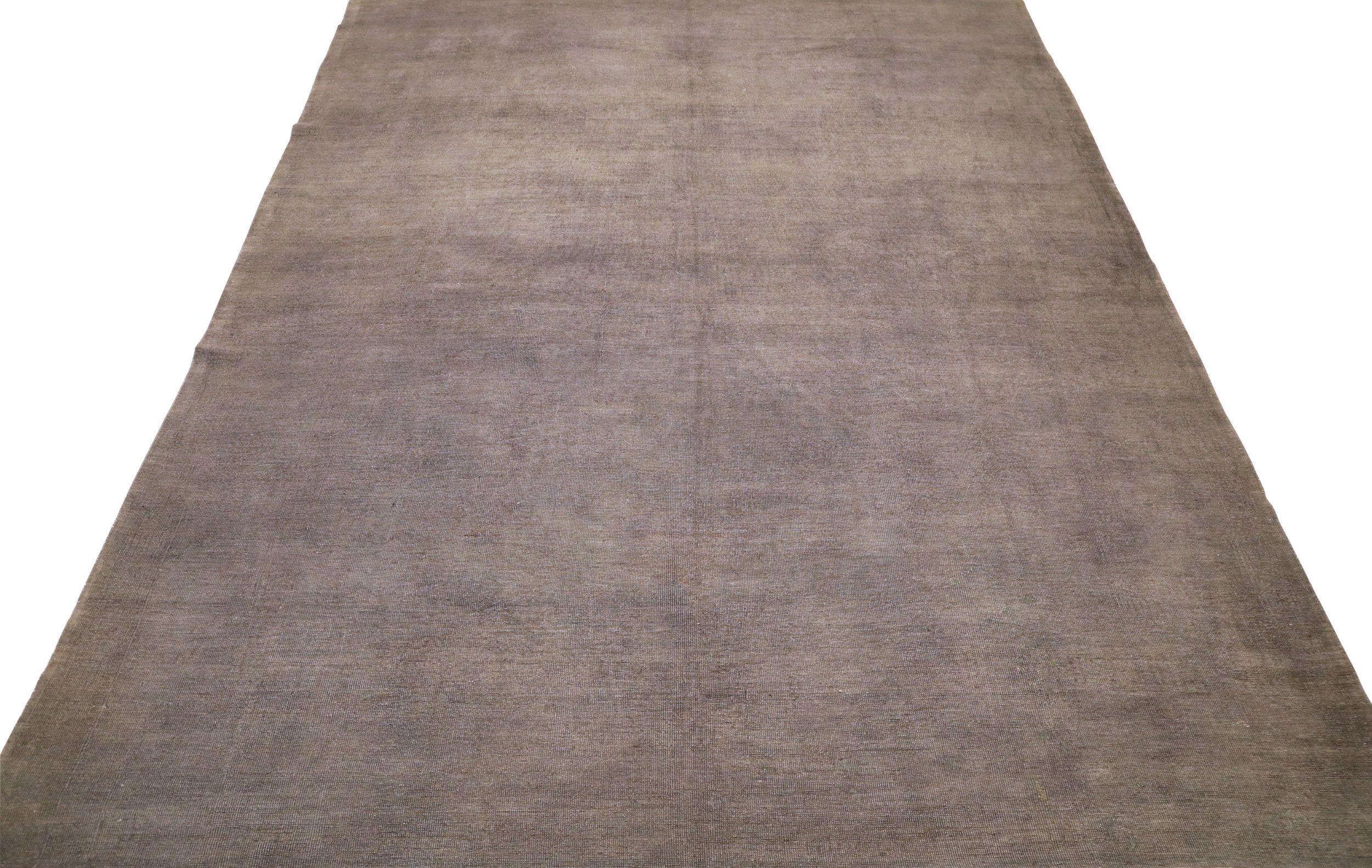Découvrez l'élégance de l'article Afghanistan qui présente des tapis de zone de Circa 1990. Conçu avec de la laine et du taupe, ce design exclusif est parfait pour mettre en valeur votre espace.