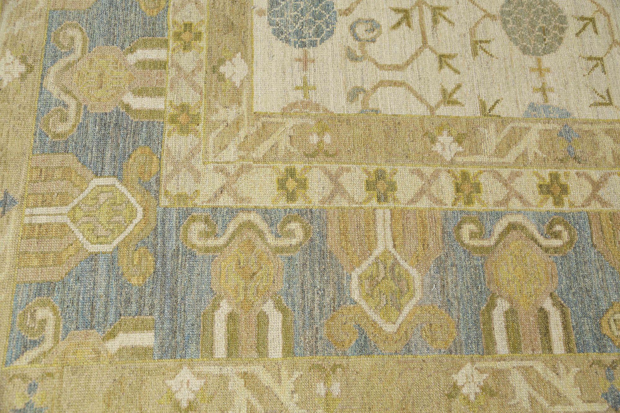 Découvrez l'élégance de l'Afghanistan BAKHSHAIESH présentant le tapis Over Size de Circa 1990. Conçu avec de la laine et du Design/One, ce design exclusif est parfait pour mettre en valeur votre espace.
