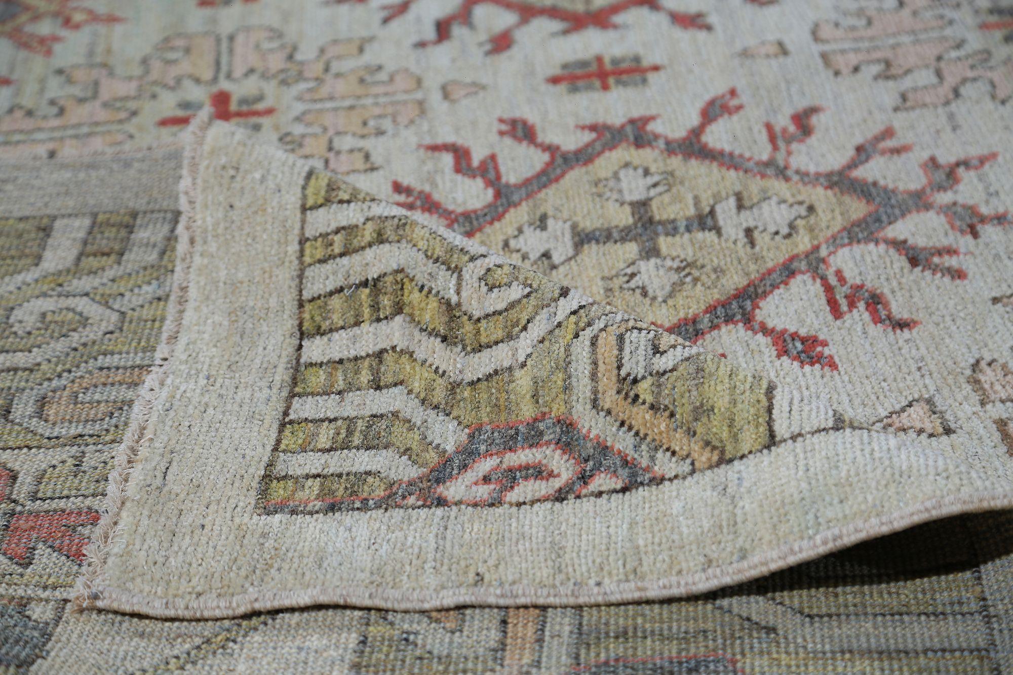 Entdecken Sie die Eleganz von Afghanistan Bakhshayesh mit Teppichen um 1990. Dieses exklusive Design aus Wolle und Elfenbein ist perfekt, um Ihren Raum zu verschönern.
