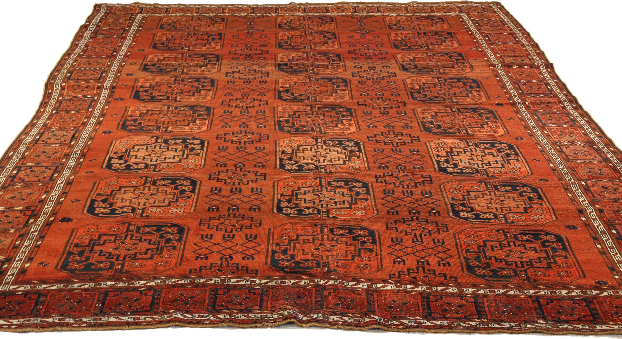 Entdecken Sie die Eleganz von Afghanistan Bashir mit Teppichen aus der Zeit um 1940. Dieses exklusive Design aus Wolle und SchwarzOrangeRot ist perfekt, um Ihren Raum zu verschönern.