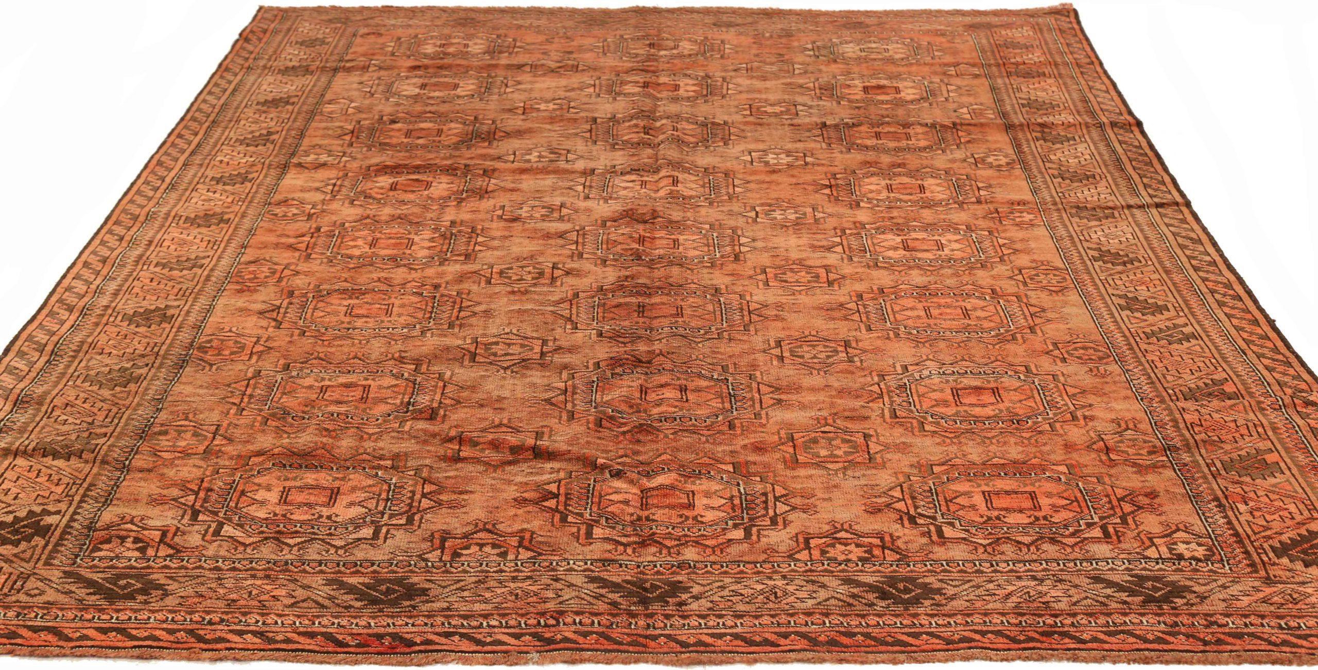 Entdecken Sie die Eleganz von Afghanistan Bashir mit Teppichen aus der Zeit um 1940. Dieses exklusive Design aus Wolle und OrangeRed ist perfekt, um Ihren Raum zu verschönern.
