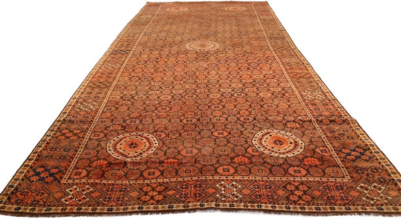 Entdecken Sie die Eleganz von Afghanistan Bashir mit dem Over-Size-Teppich von CIRCA 1910. Dieses exklusive Design aus Wolle und Braun-Elfenbein-Rot ist perfekt, um Ihren Raum zu verschönern.